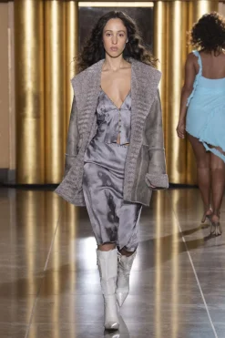 MaisonCléo Tops>COUP DE FOUDRE défilé LOOK 6 – Top à bretelles en satin de soie argenté ton-sur-ton à motif roses