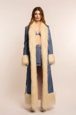 MaisonCléo Tops>COUP DE FOUDRE défilé LOOK 1 – Manteau maxi en denim bleu clair et fausse fourrure agneau de Mongolie écrue