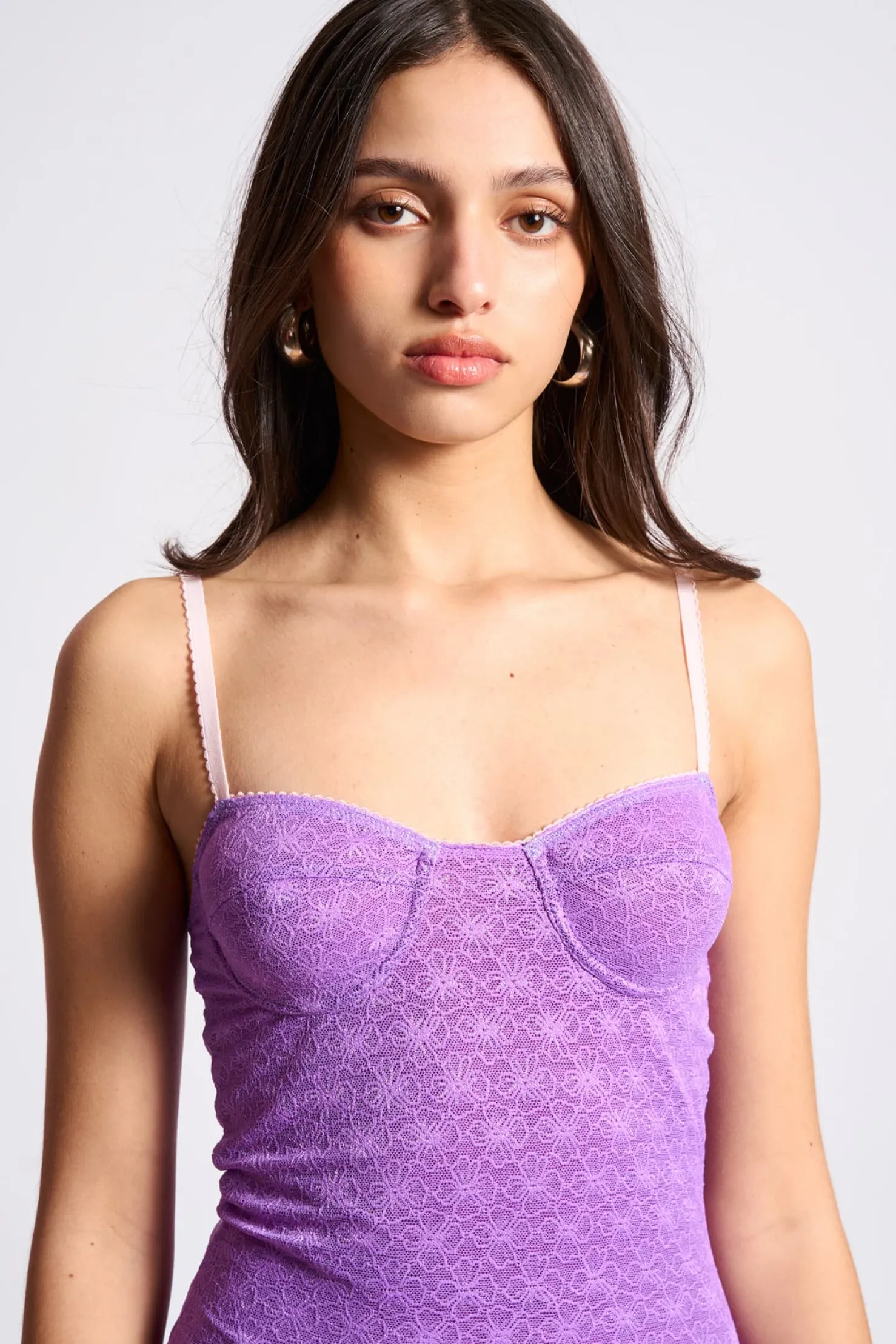 MaisonCléo Robes>COUP DE FOUDRE II – Robe à bretelles avec armature en dentelle violette brillante volantée