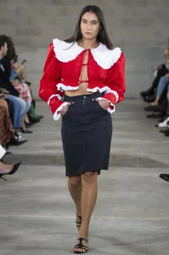 MaisonCléo Blouses|Tops>FW22 RUNWAY LOOK 8 – Blouse en soie sauvage rouge avec col rond blanc DIANA