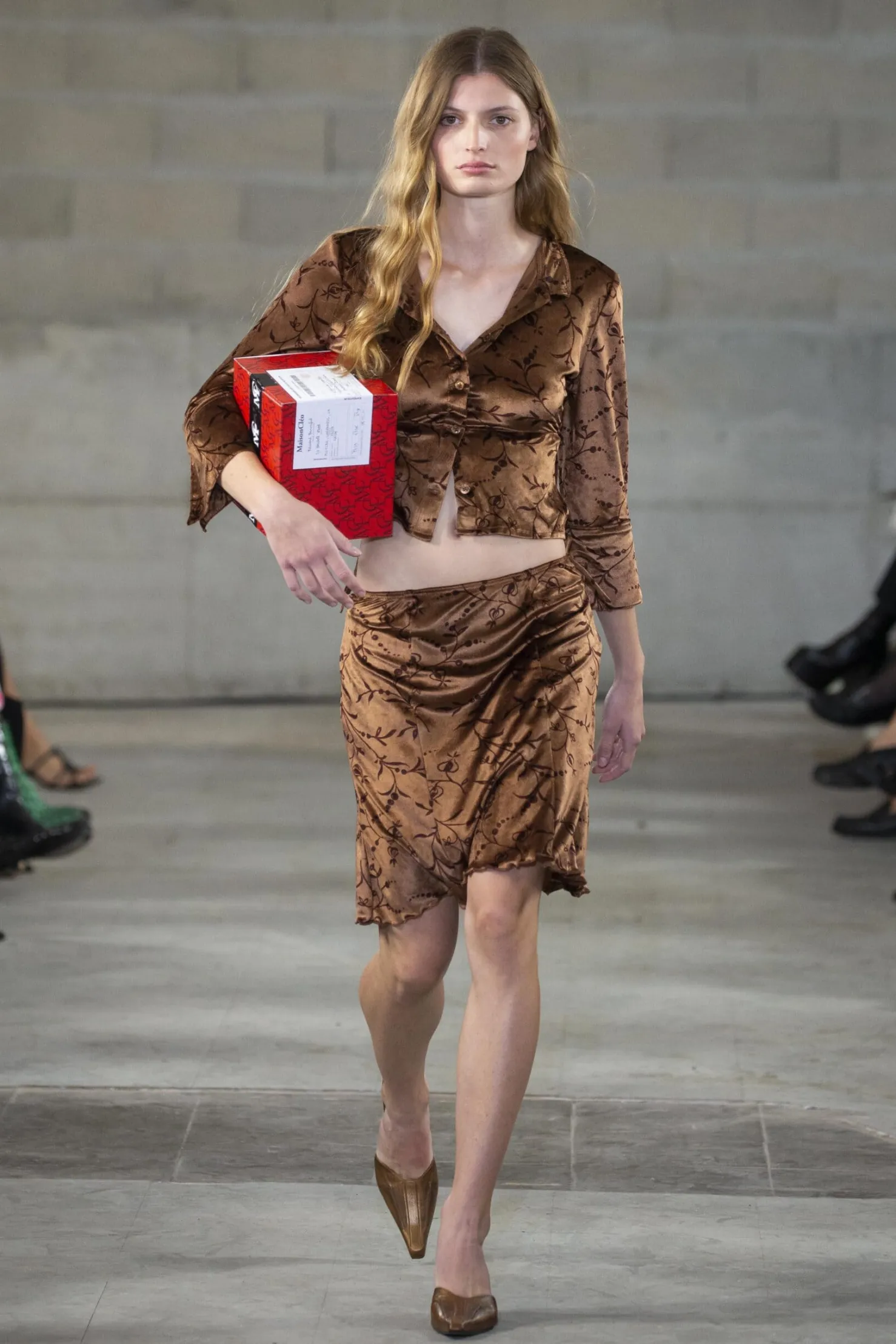 MaisonCléo Blouses|Tops>FW22 RUNWAY LOOK 7 – Chemise marron clair en velours fleuri DELIA