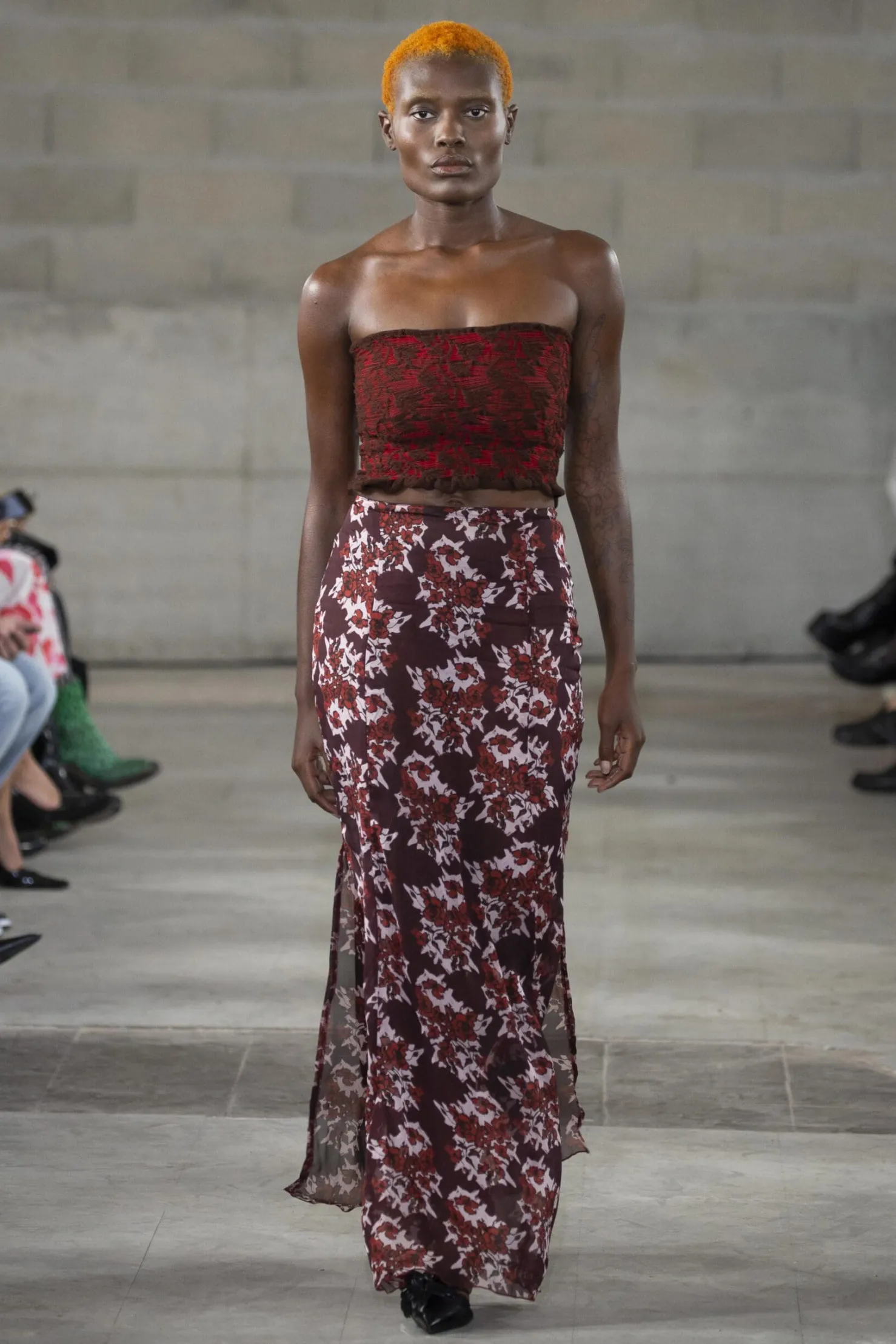 MaisonCléo Jupes>FW22 RUNWAY LOOK 13 – Jupe longue bordeaux fleurie avec fentes en mousseline de soie AURORE
