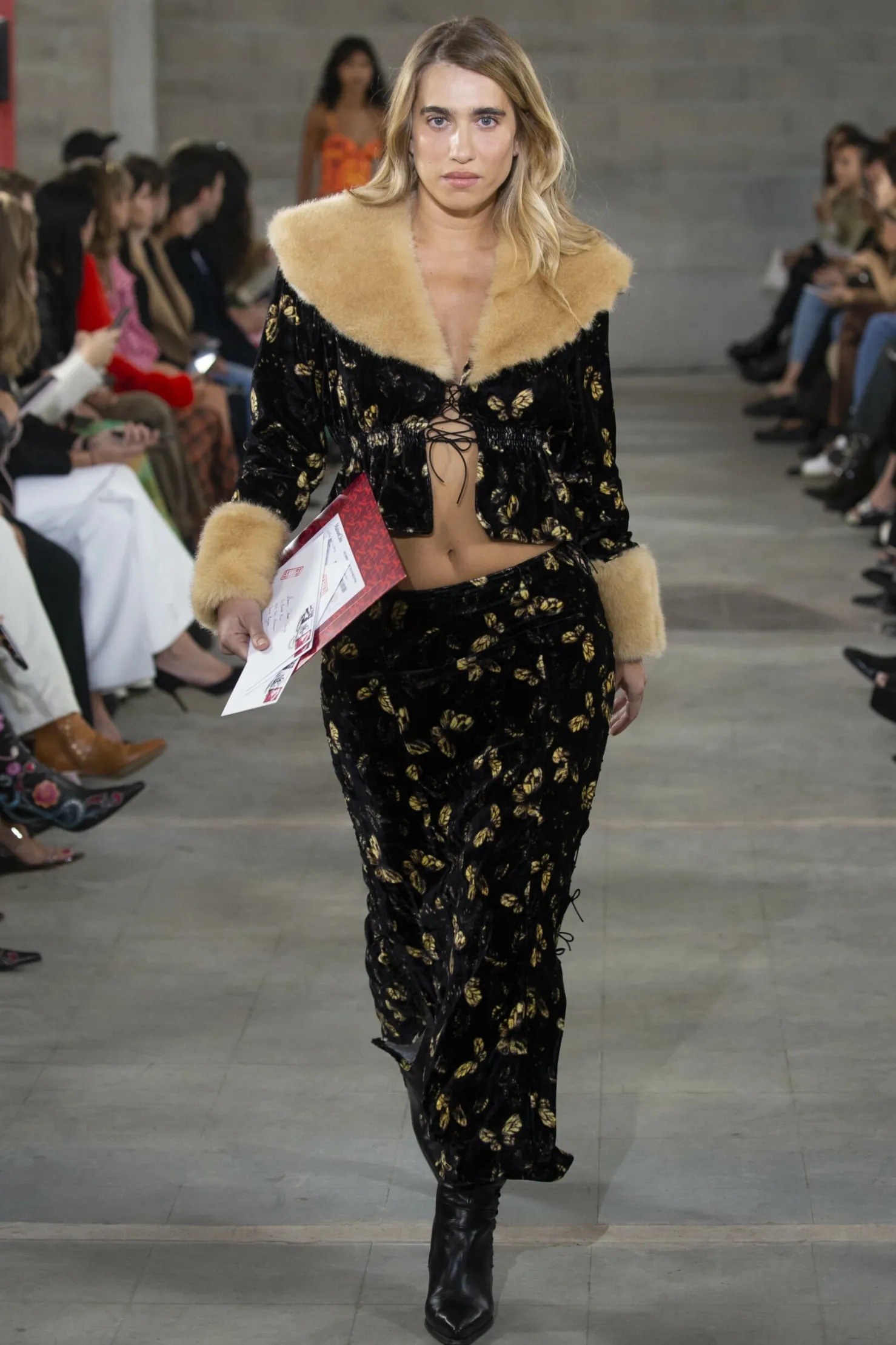 MaisonCléo Jupes>FW22 RUNWAY LOOK 18 – Jupe longue en velours noir corsetée avec papillons dorés CINDY