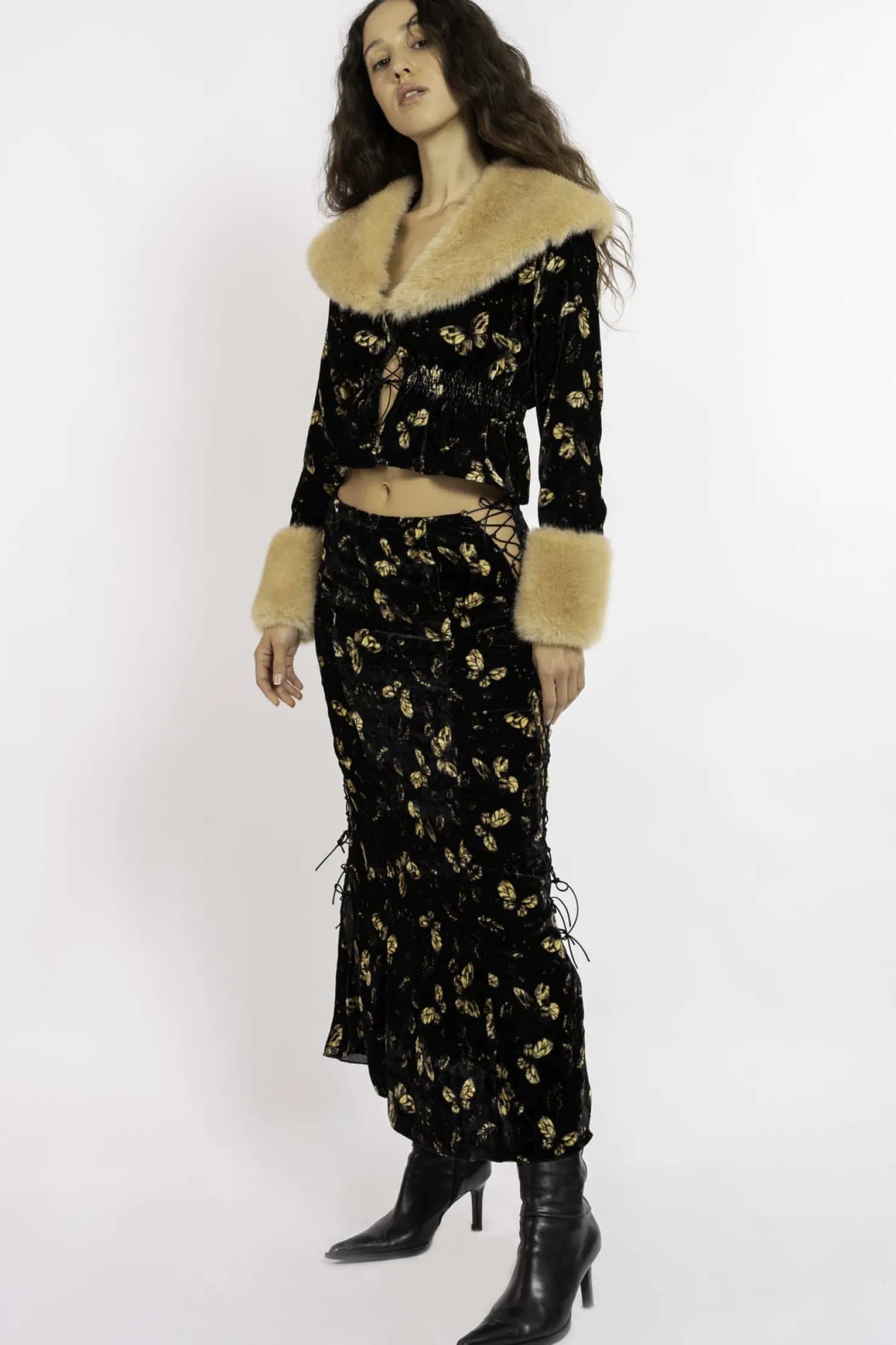 MaisonCléo Jupes>FW22 RUNWAY LOOK 18 – Jupe longue en velours noir corsetée avec papillons dorés CINDY