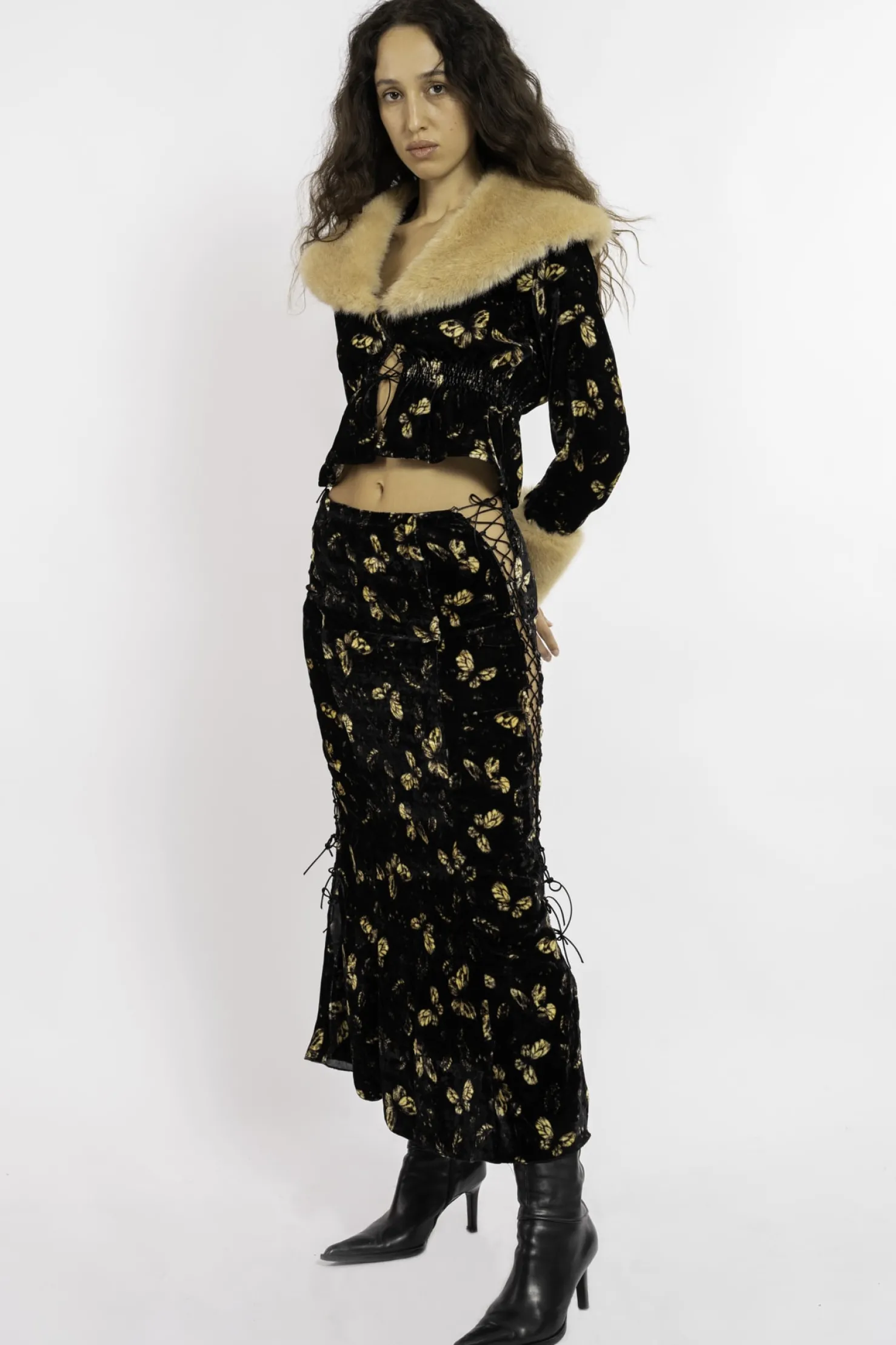 MaisonCléo Jupes>FW22 RUNWAY LOOK 18 – Jupe longue en velours noir corsetée avec papillons dorés CINDY