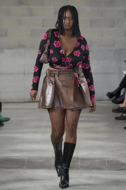 MaisonCléo Jupes>FW22 RUNWAY LOOK 3 – Mini jupe plissée en faux cuir vieilli marron NAMI
