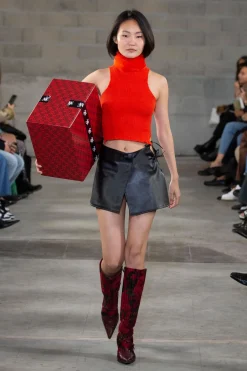 MaisonCléo Jupes>FW22 RUNWAY LOOK 26 – Mini jupe portefeuille en faux cuir avec liens FABIENNE