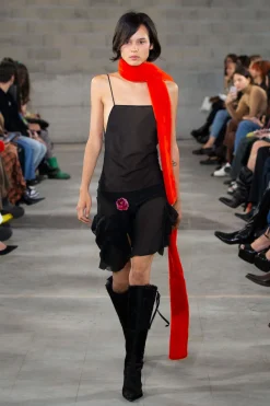 MaisonCléo Robes>FW22 RUNWAY LOOK 30 – Mini robe asymétrique à volants en mousseline de soie noire rose appliqué GABRIELLE