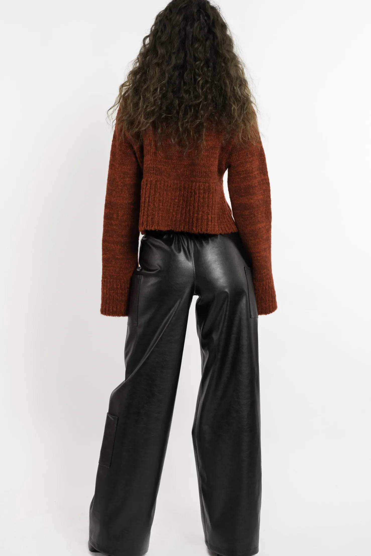 MaisonCléo Pantalons / Shorts>FW22 RUNWAY LOOK 14 – Pantalon large en simili cuir noir ANDRIA
