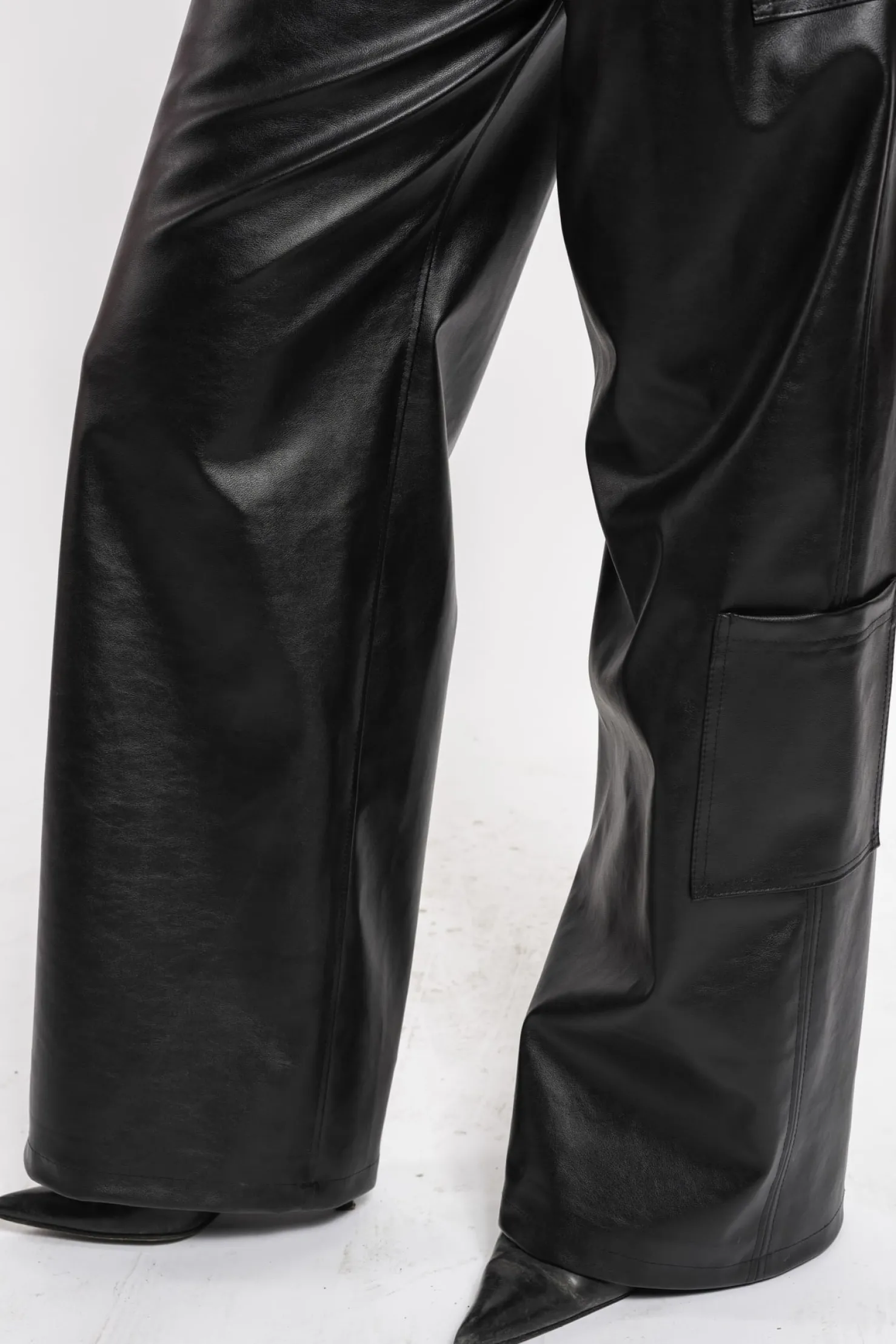 MaisonCléo Pantalons / Shorts>FW22 RUNWAY LOOK 14 – Pantalon large en simili cuir noir ANDRIA