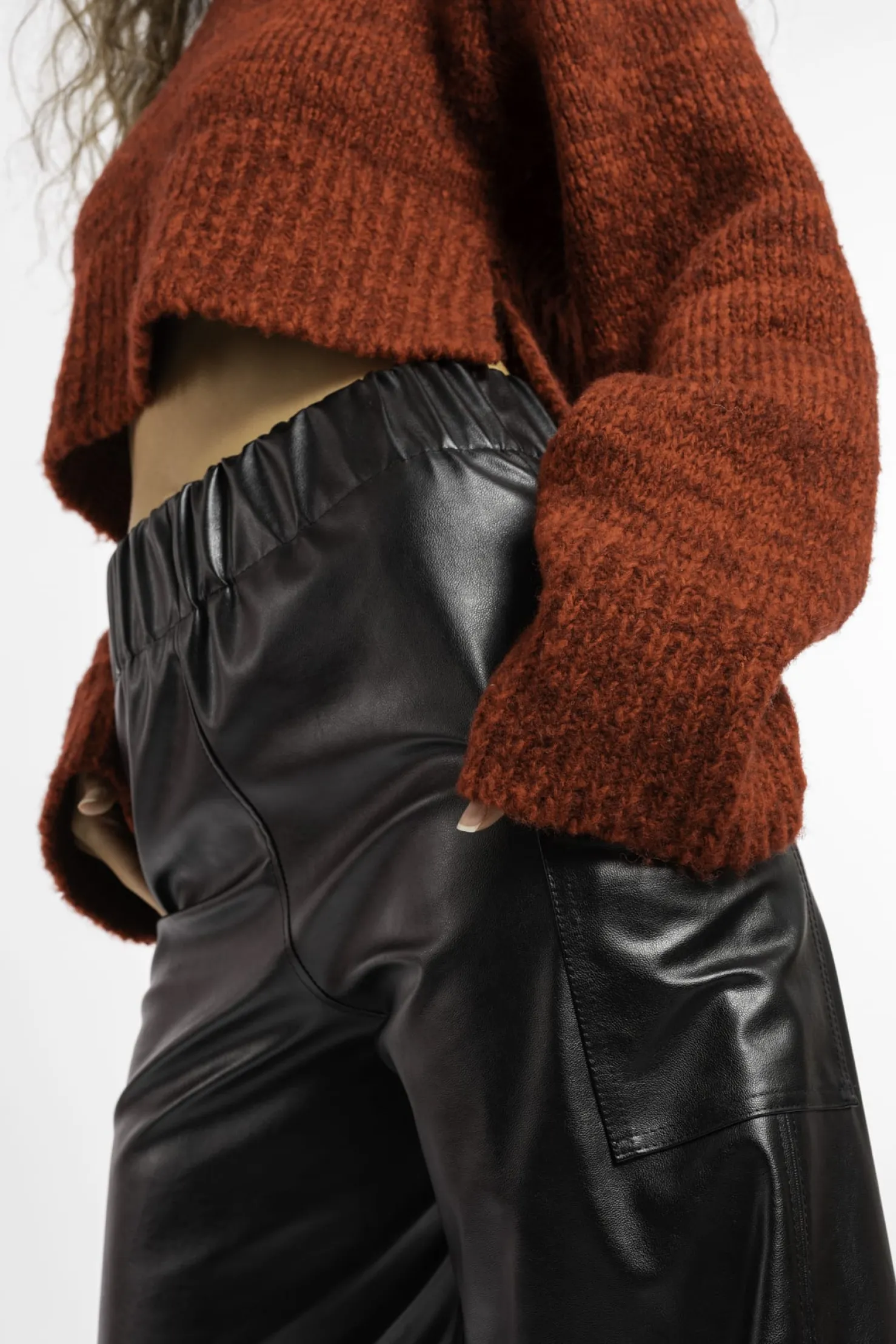 MaisonCléo Pantalons / Shorts>FW22 RUNWAY LOOK 14 – Pantalon large en simili cuir noir ANDRIA