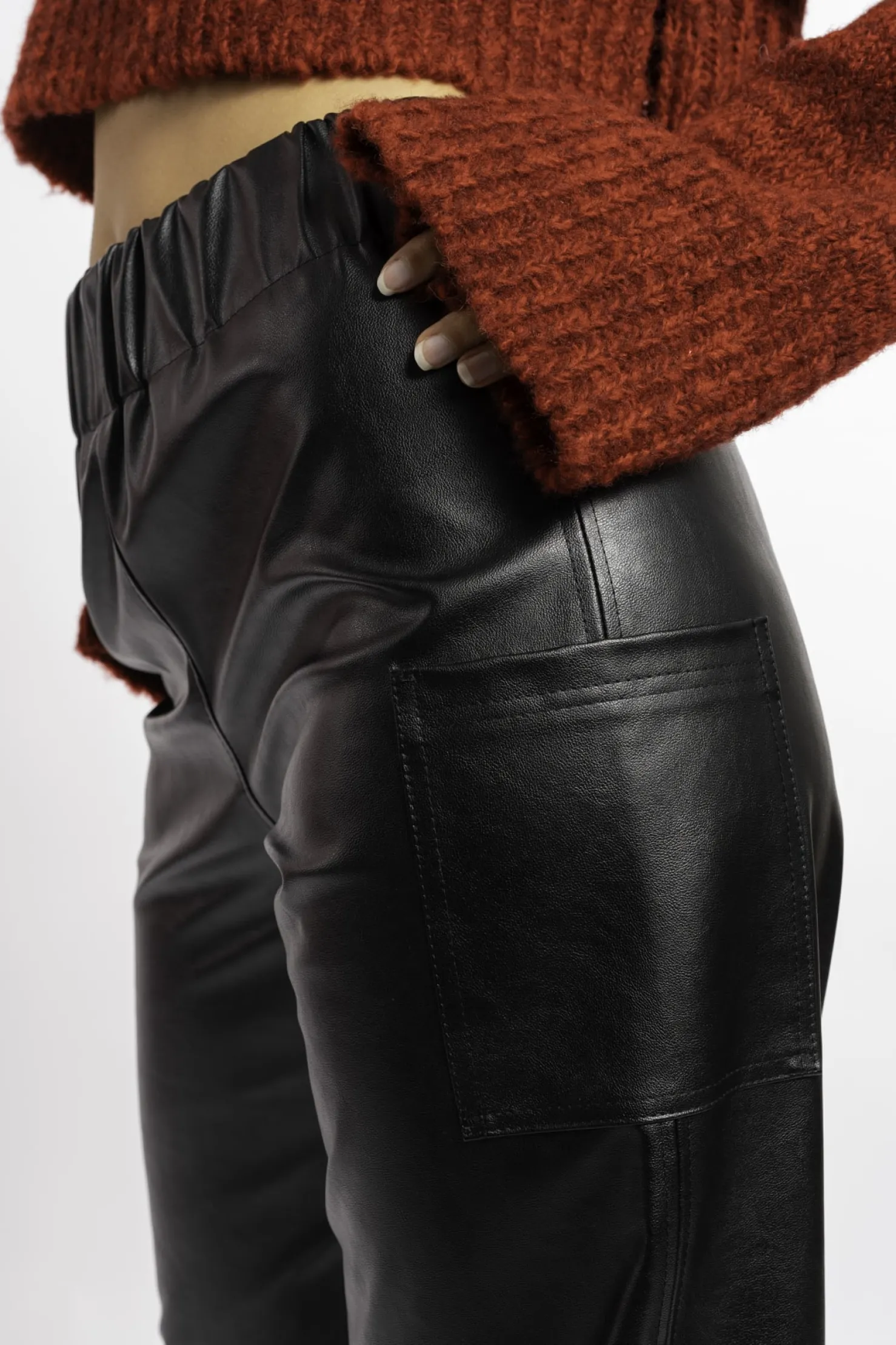 MaisonCléo Pantalons / Shorts>FW22 RUNWAY LOOK 14 – Pantalon large en simili cuir noir ANDRIA