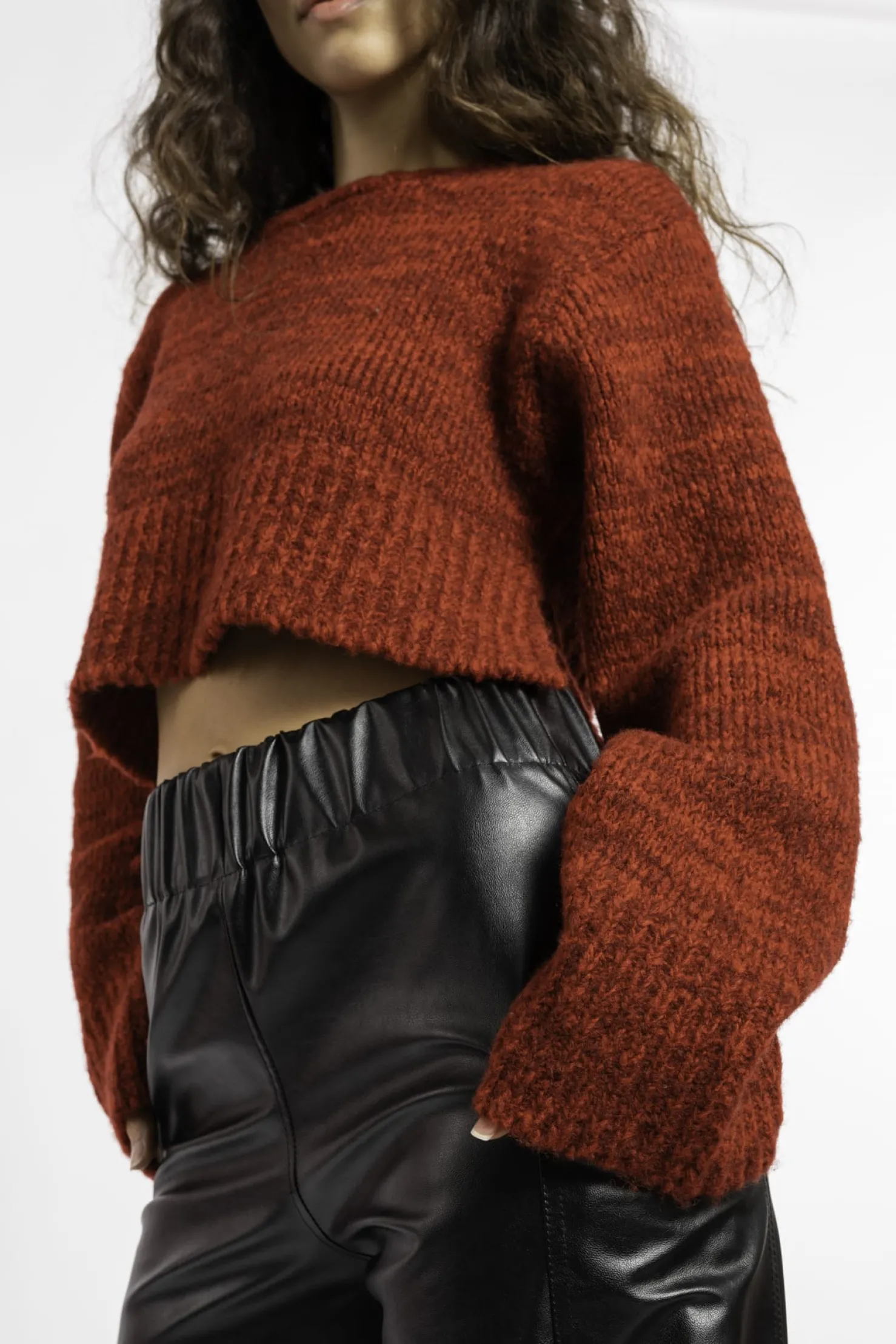 MaisonCléo Pantalons / Shorts>FW22 RUNWAY LOOK 14 – Pantalon large en simili cuir noir ANDRIA