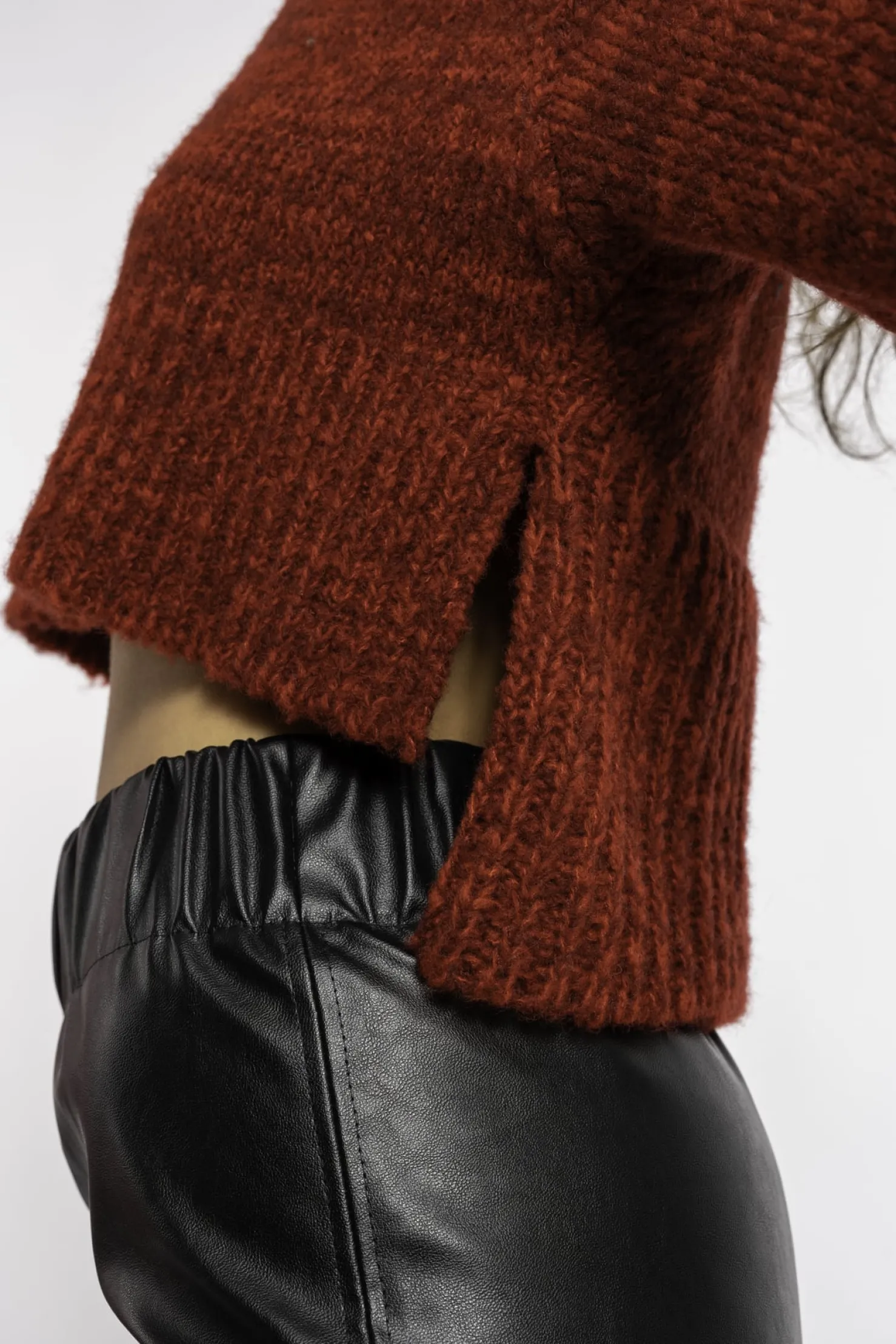 MaisonCléo Pantalons / Shorts>FW22 RUNWAY LOOK 14 – Pantalon large en simili cuir noir ANDRIA