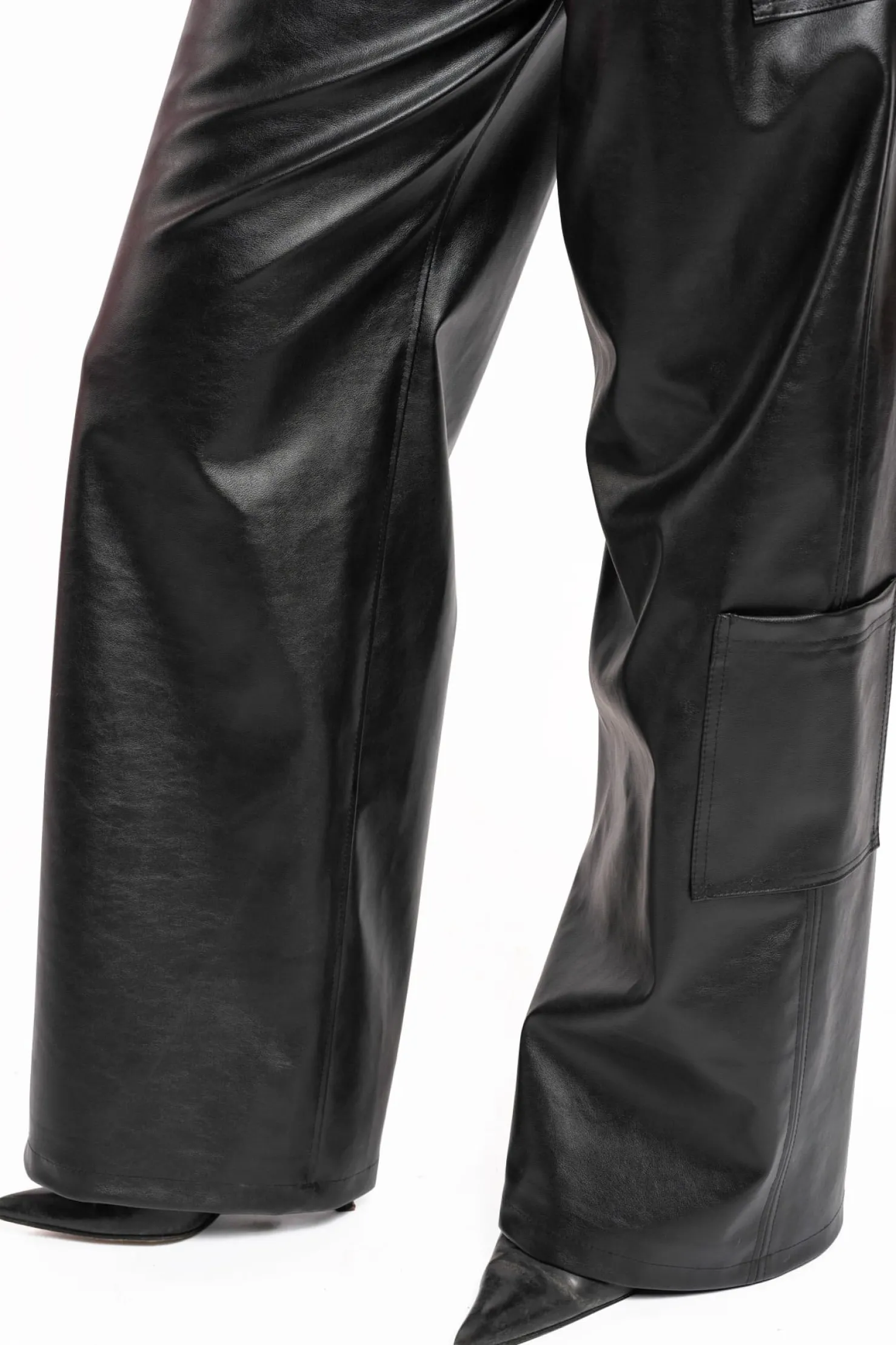 MaisonCléo Pantalons / Shorts>FW22 RUNWAY LOOK 14 – Pantalon large en simili cuir noir ANDRIA