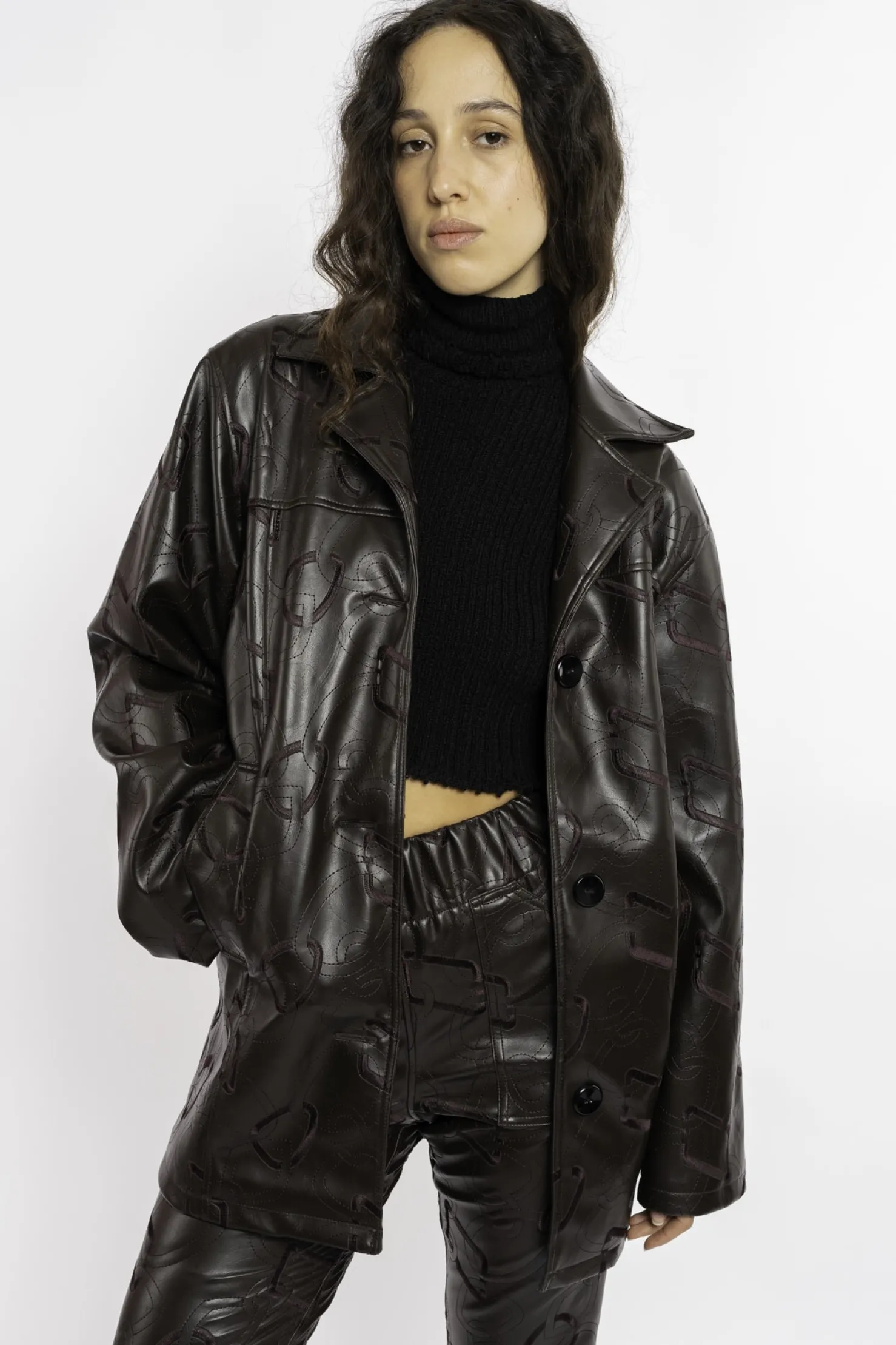 MaisonCléo Pantalons / Shorts>FW22 RUNWAY LOOK 16 – Pantalon évasé en simili cuir marron chocolat broderies chaînes HANA