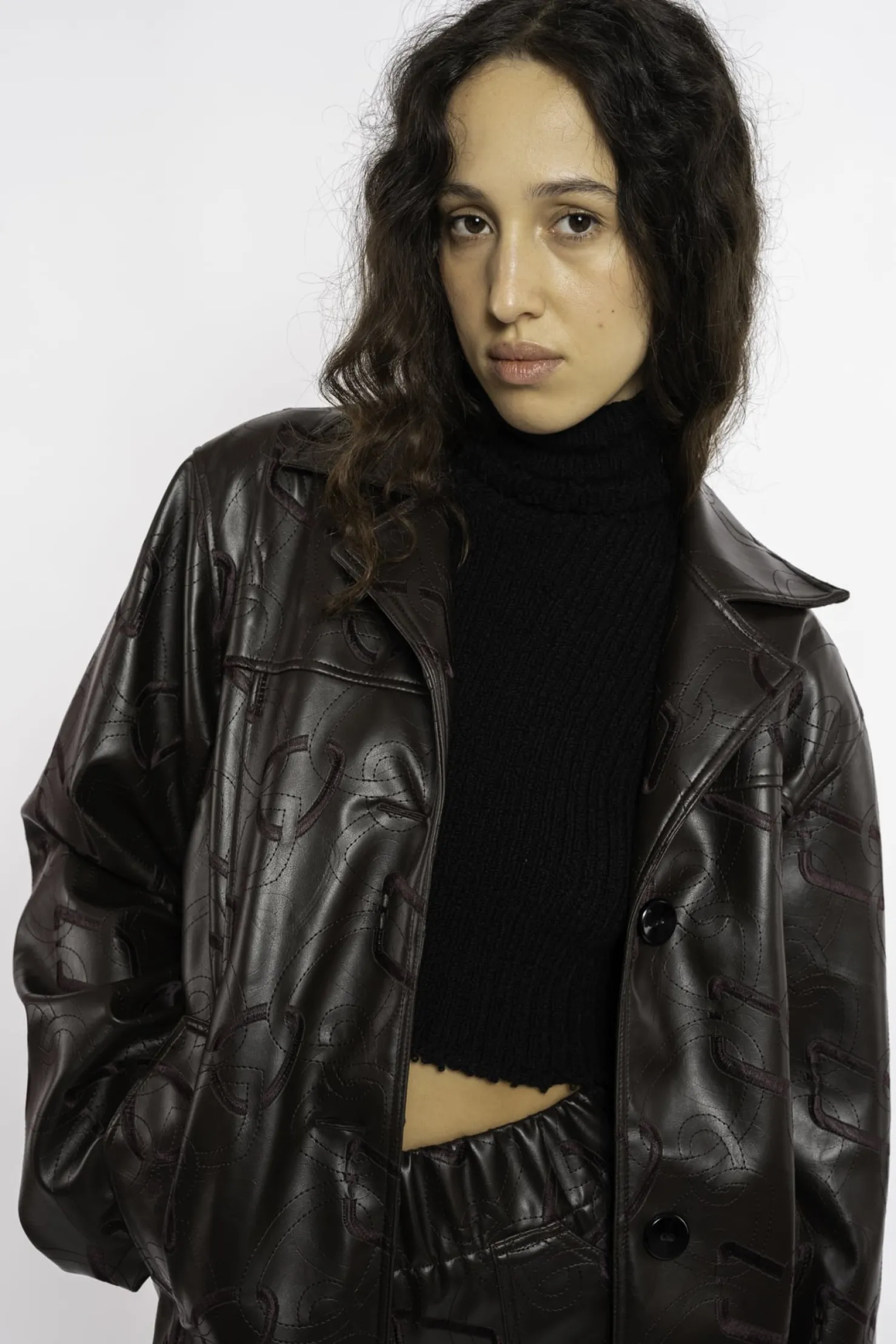 MaisonCléo Pantalons / Shorts>FW22 RUNWAY LOOK 16 – Pantalon évasé en simili cuir marron chocolat broderies chaînes HANA
