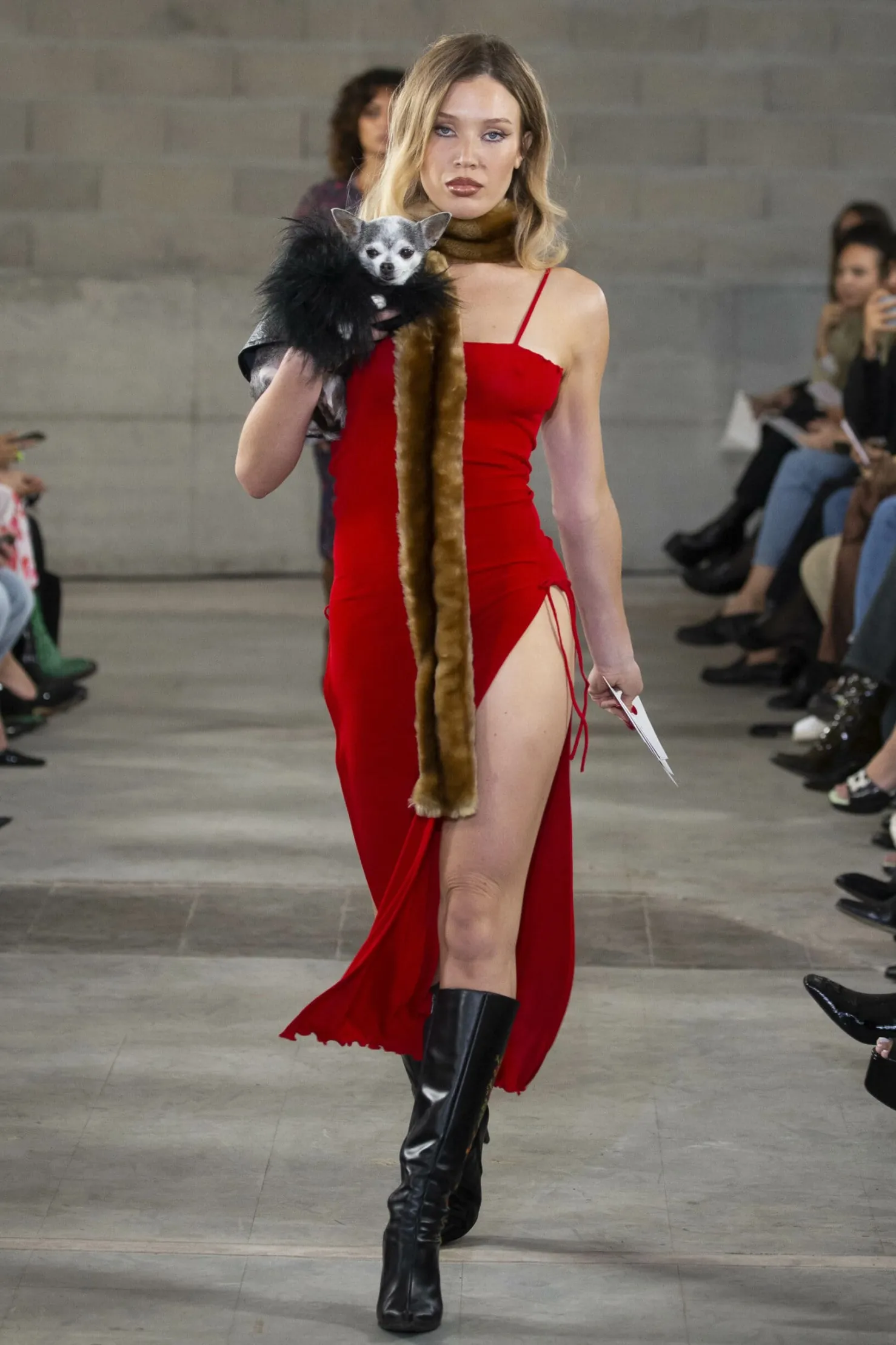 MaisonCléo Robes>FW22 RUNWAY LOOK 20 – Robe longue rouge fendue en jersey SAMANTHA