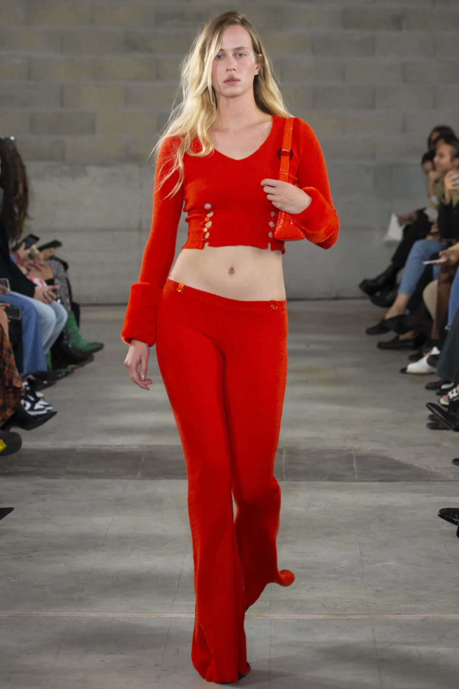MaisonCléo Sacs>FW22 RUNWAY LOOK 24 – Sac baguette en vinyle rouge vif EMMANUELLE