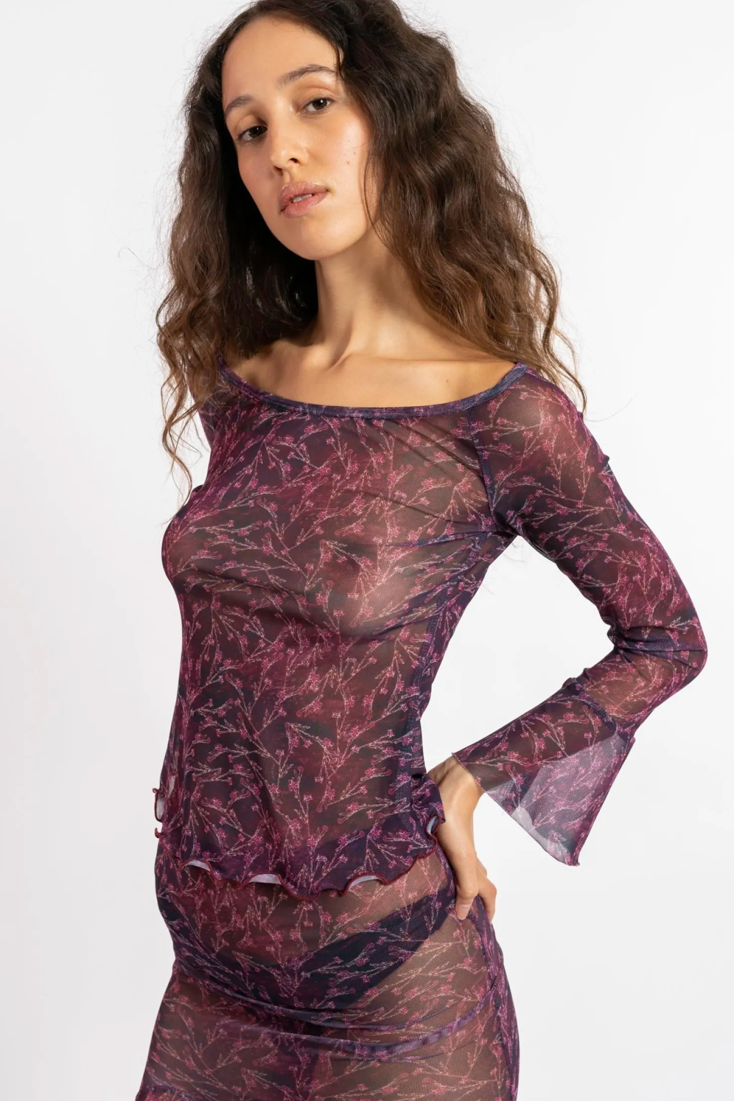 MaisonCléo Tops>FW22 RUNWAY LOOK 10 – Top col bateau à fleurs bordeaux et violet en mesh TIPHAINE