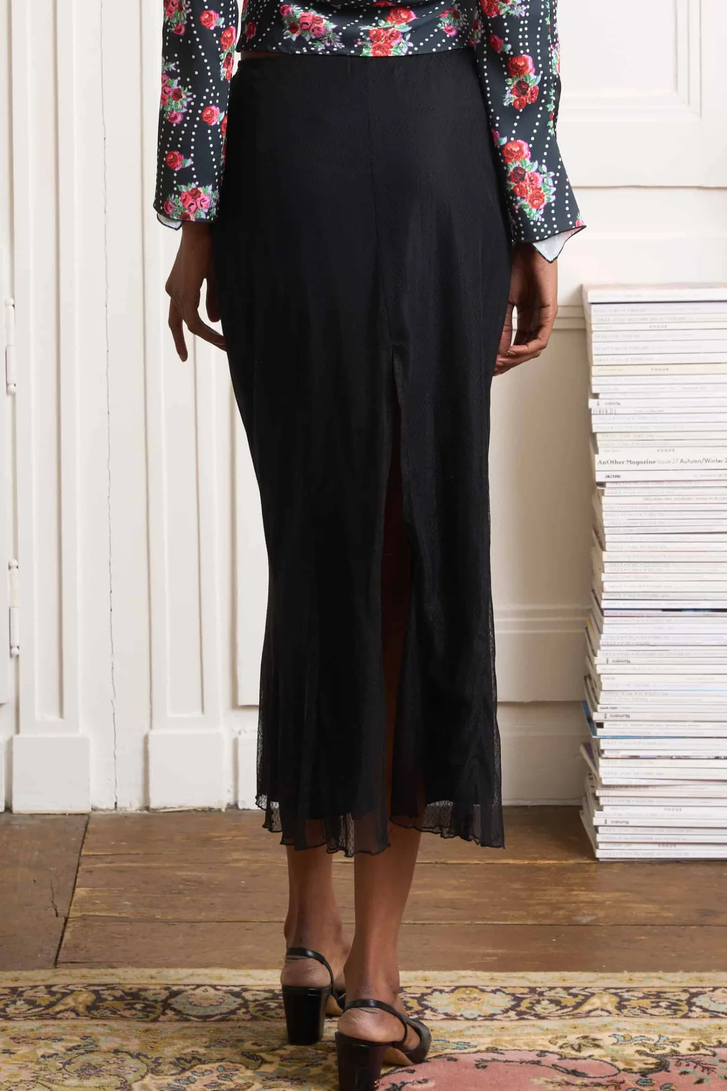 MaisonCléo Jupes>Jupe en dentelle noire longueur midi avec fente doublée soie BARBARA – Capsule L’AMOUR