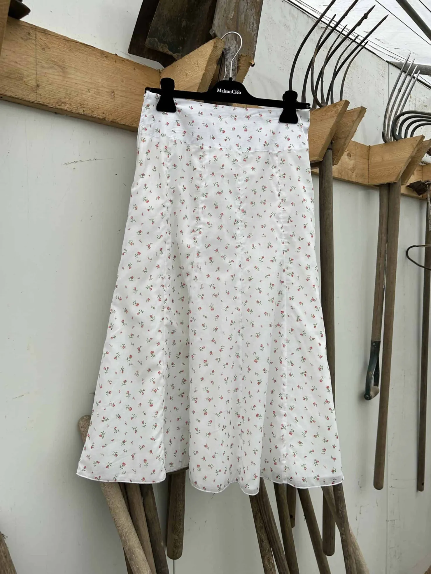 MaisonCléo Jupes>Jupe midi évasée en coton blanc à motif fleurs roses