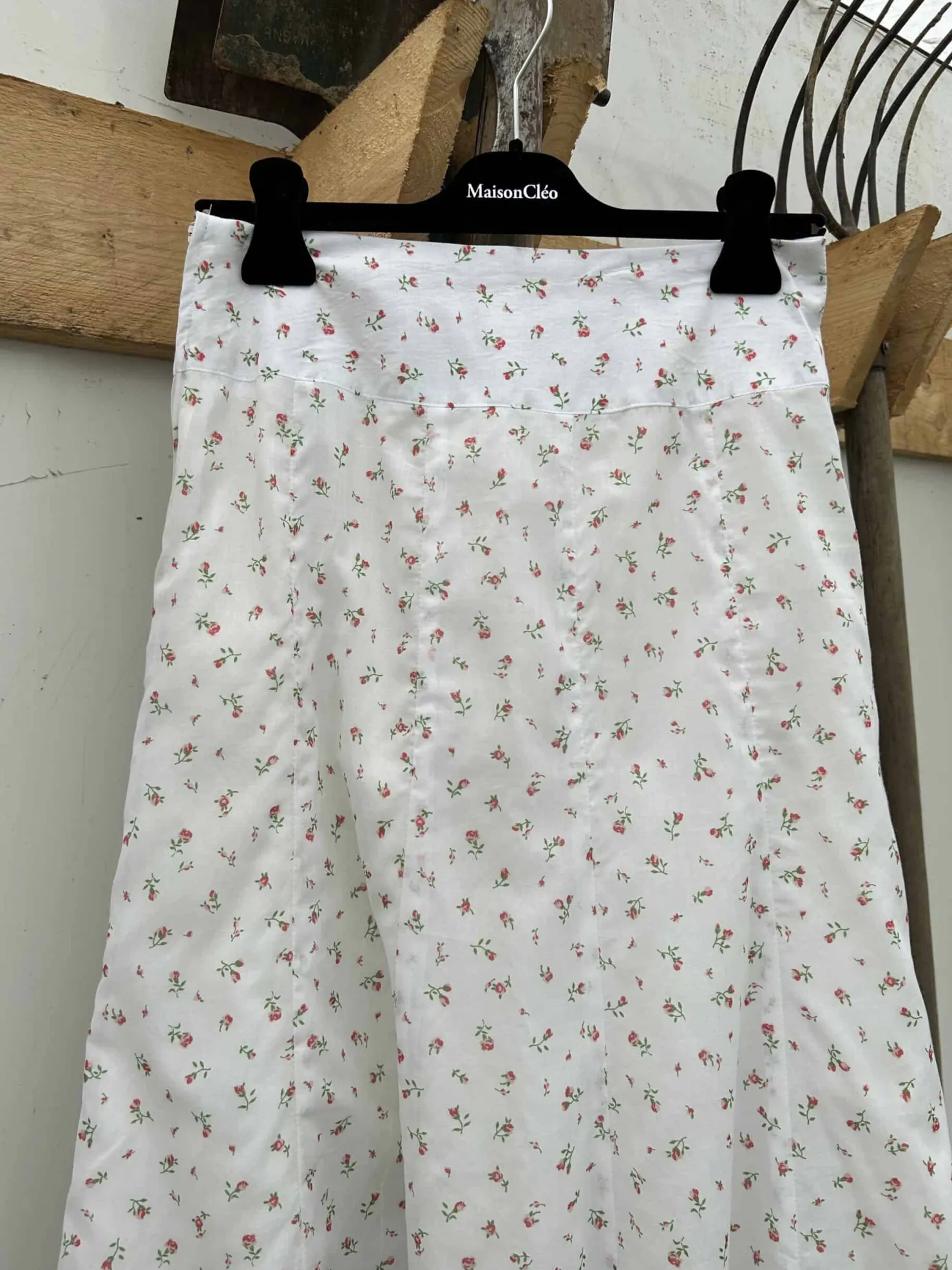 MaisonCléo Jupes>Jupe midi évasée en coton blanc à motif fleurs roses