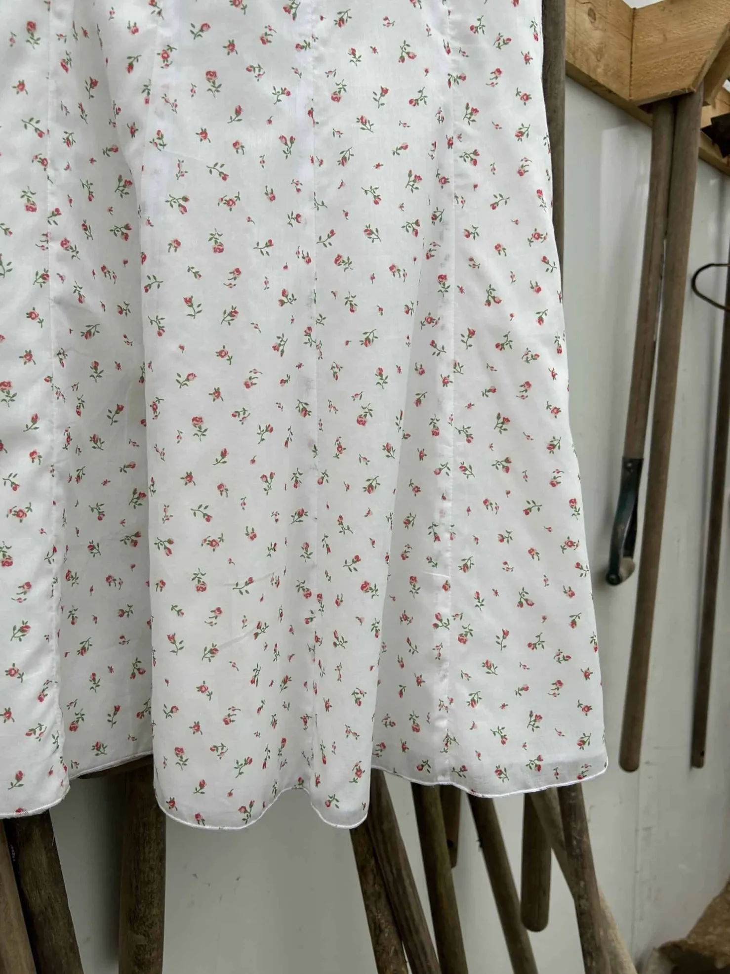MaisonCléo Jupes>Jupe midi évasée en coton blanc à motif fleurs roses