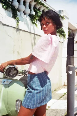 MaisonCléo Robes>Jupe mini en denim rayé destroy à une fleur