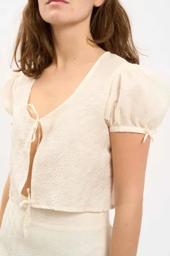 MaisonCléo Blouses>LA BADOULE – Blouse ANNE écrue en coton et soie texturée fleurie version V