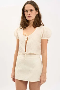 MaisonCléo Blouses>LA BADOULE – Blouse ANNE écrue en coton et soie texturée fleurie version V
