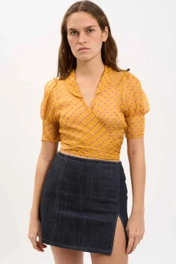MaisonCléo Blouses>LA BADOULE LOOK 25 – Blouse en mousseline de soie jaune coeurs roses ANITA