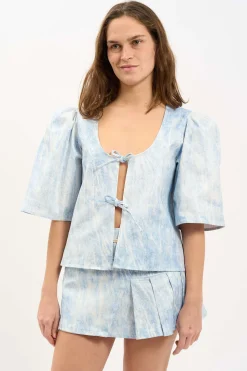 MaisonCléo Blouses>LA BADOULE LOOK 7 – Blouse AGNES en denim bleu ciel délavé irisé