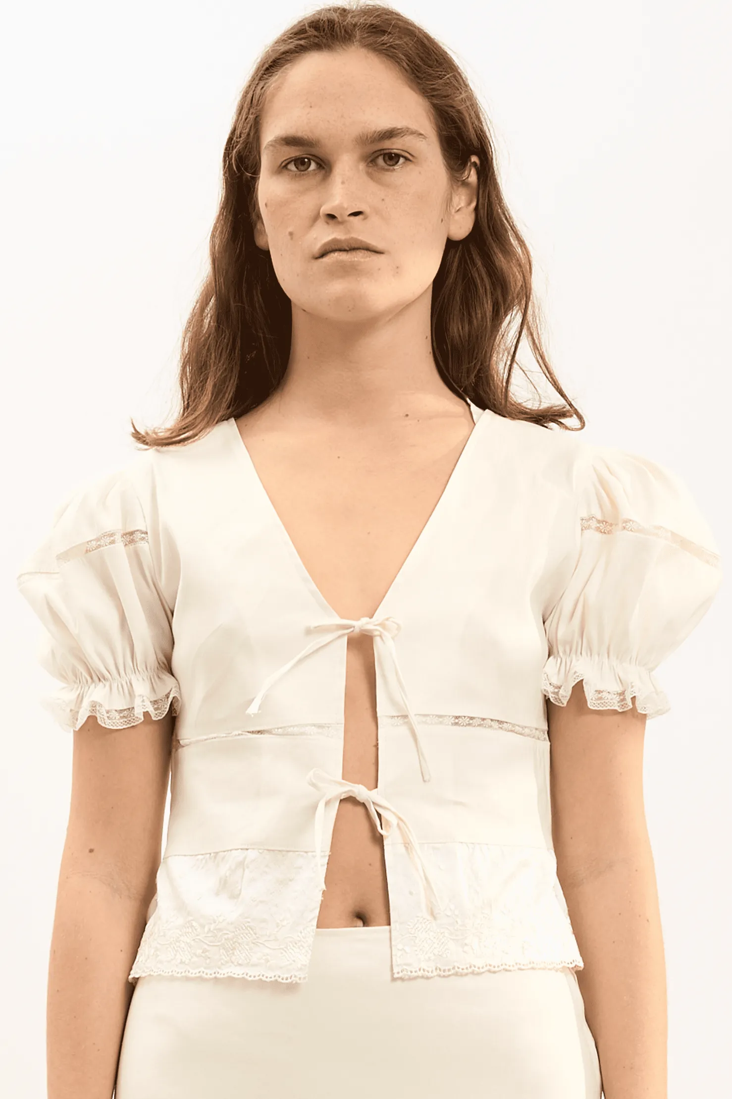MaisonCléo Blouses>LA BADOULE LOOK 9 – Blouse EMMA en coton, lin et soie crème avec broderies