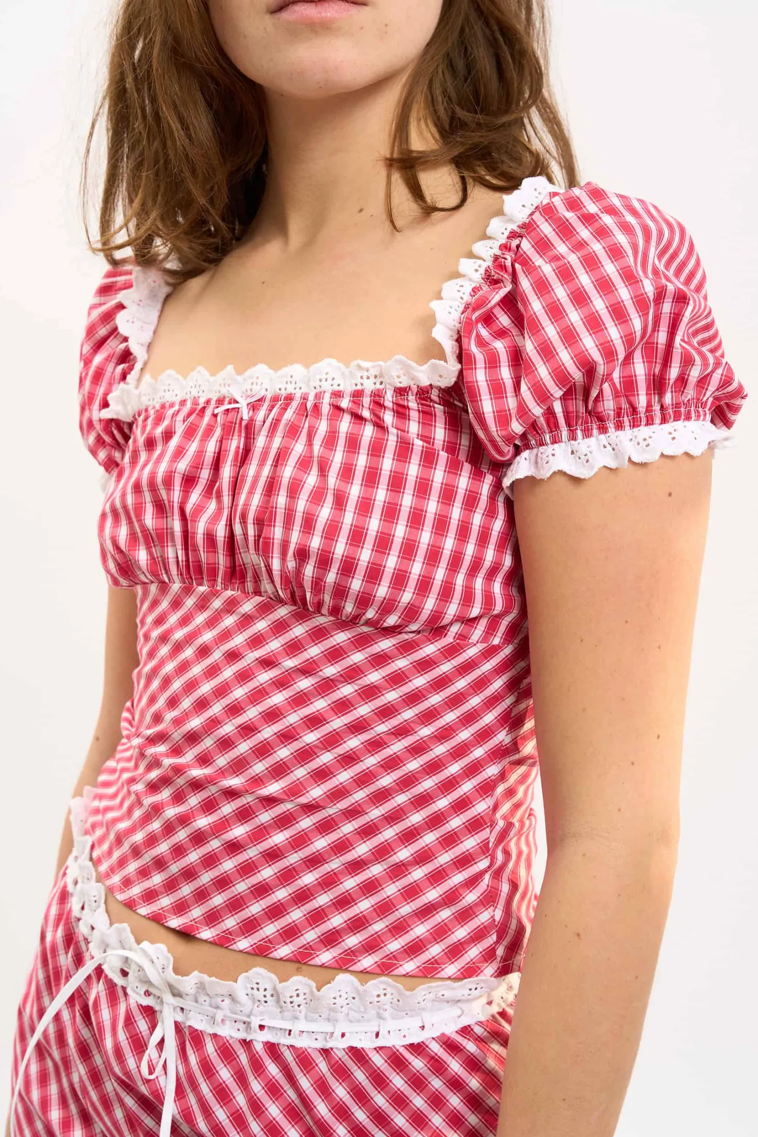 MaisonCléo Blouses>LA BADOULE LOOK 11 – Blouse AVA en coton rouge à carreaux avec broderies anglaise