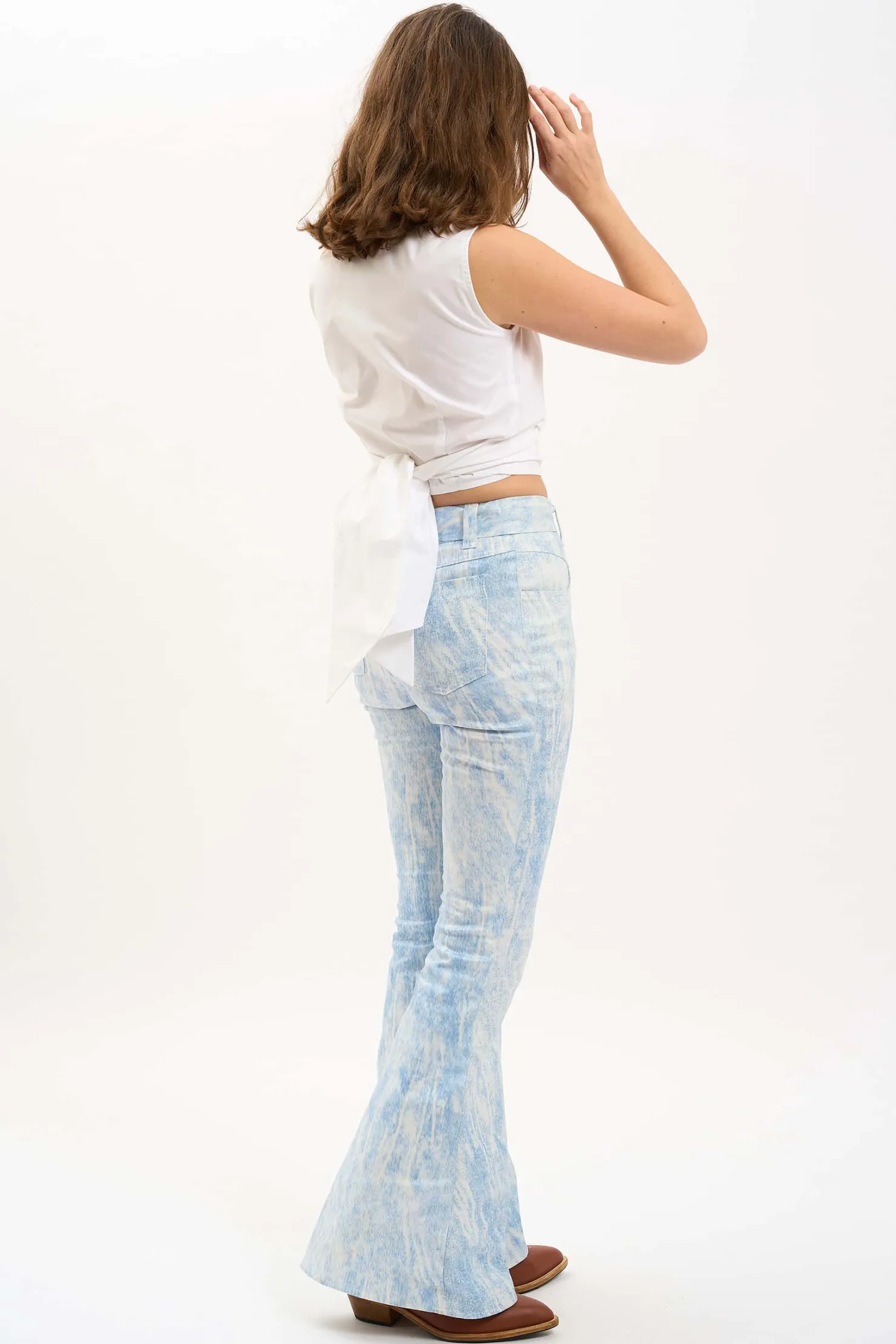 MaisonCléo Pantalons / Shorts>LA BADOULE LOOK 34 – Jean LISANDRO évasé en denim bleu ciel délavé irisé