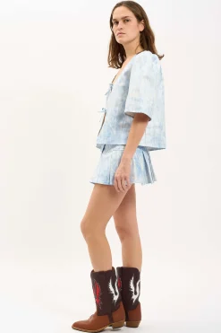 MaisonCléo Jupes>LA BADOULE LOOK 7 – Jupe TESSA plissée en denim bleu ciel délavé irisé