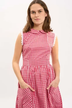 MaisonCléo Robes>LA BADOULE LOOK 15 – Robe col Claudine INES en coton à carreaux rouge et broderies