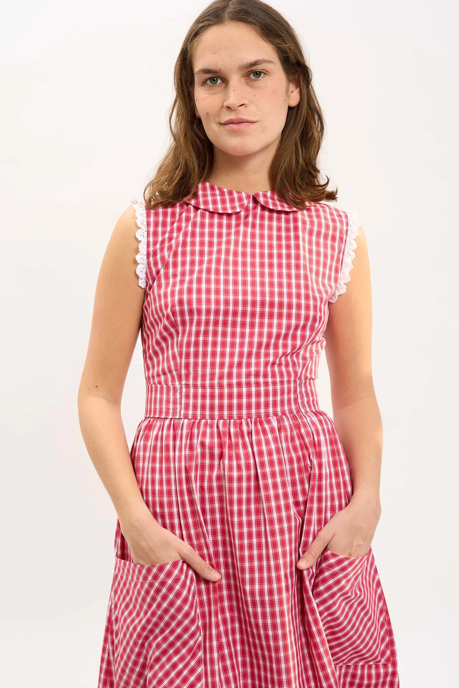 MaisonCléo Robes>LA BADOULE LOOK 15 – Robe col Claudine INES en coton à carreaux rouge et broderies