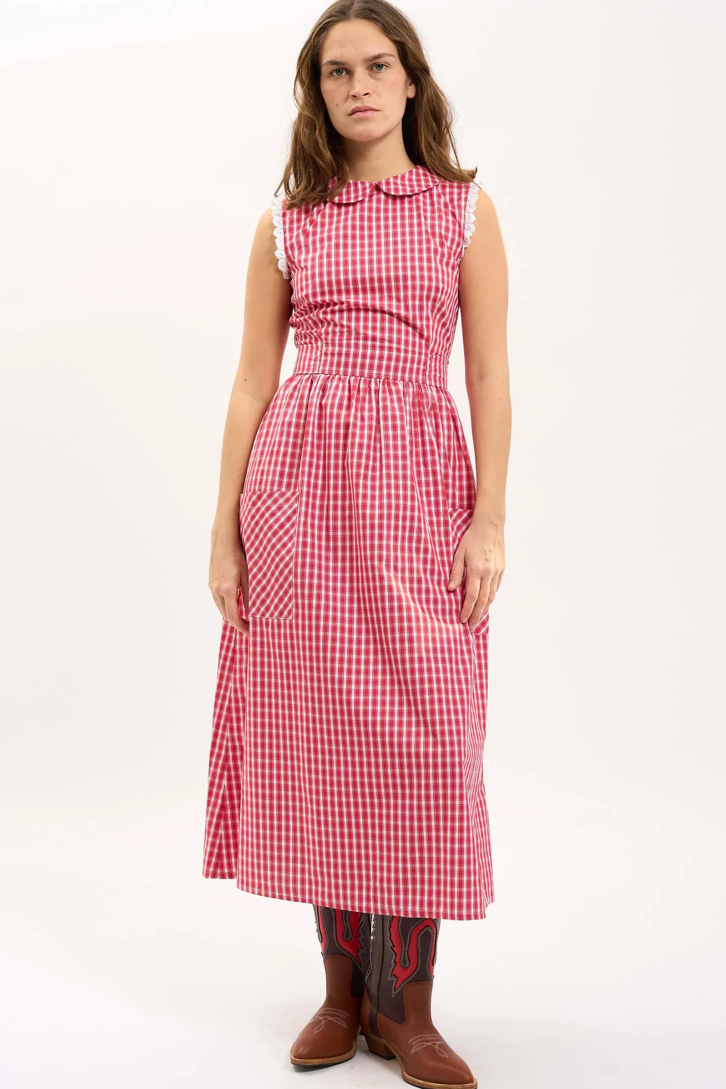 MaisonCléo Robes>LA BADOULE LOOK 15 – Robe col Claudine INES en coton à carreaux rouge et broderies