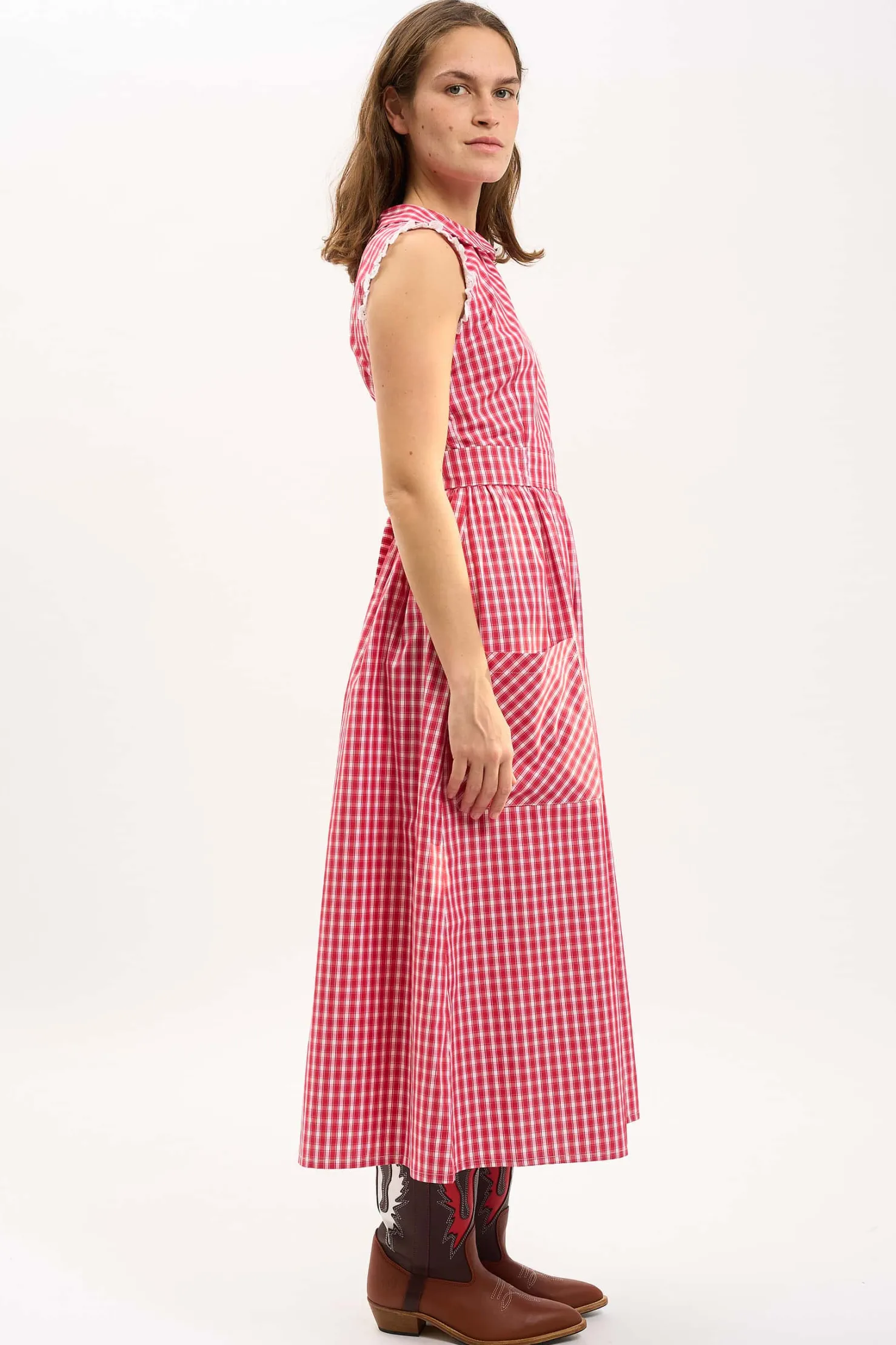 MaisonCléo Robes>LA BADOULE LOOK 15 – Robe col Claudine INES en coton à carreaux rouge et broderies