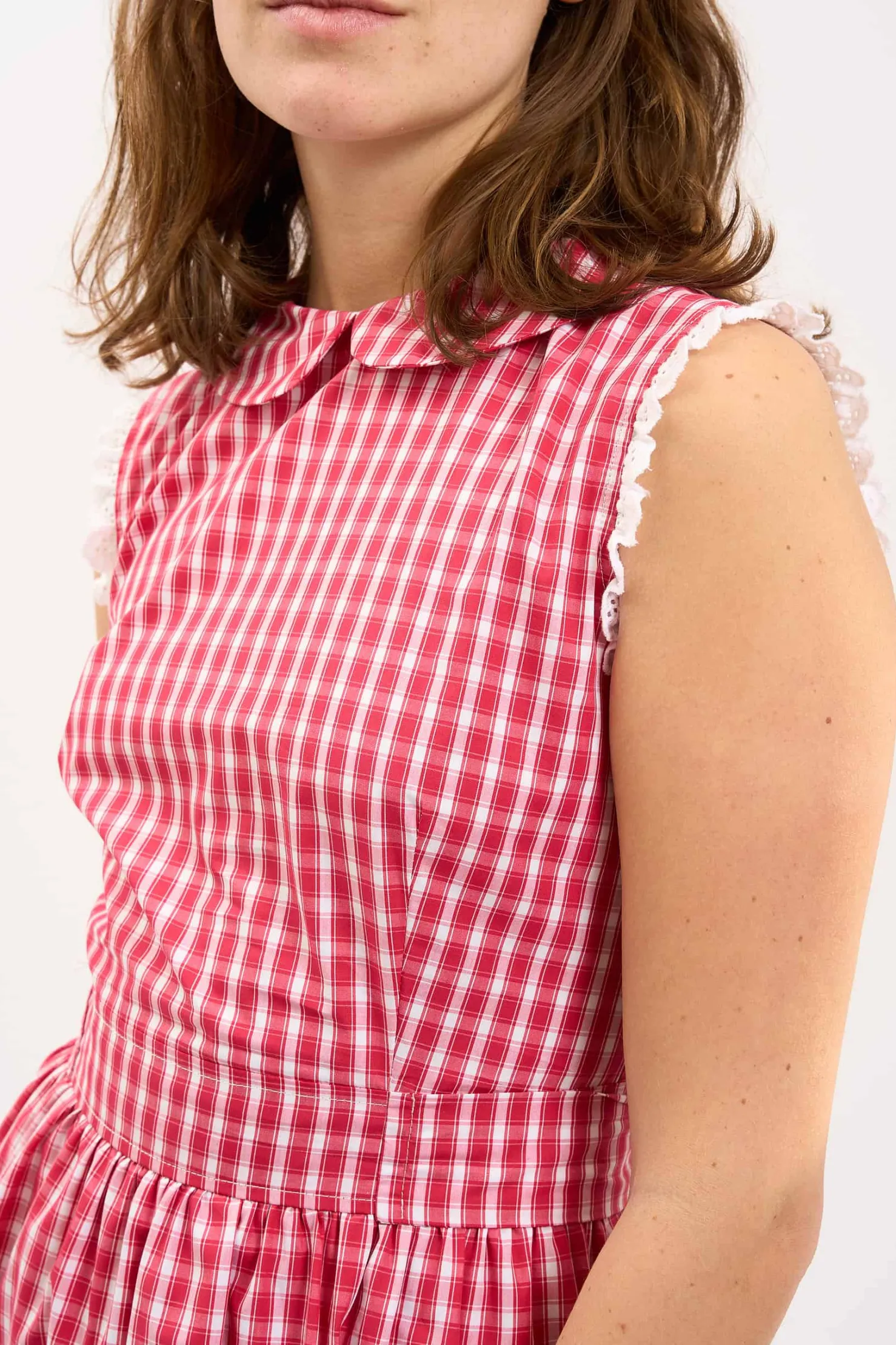 MaisonCléo Robes>LA BADOULE LOOK 15 – Robe col Claudine INES en coton à carreaux rouge et broderies