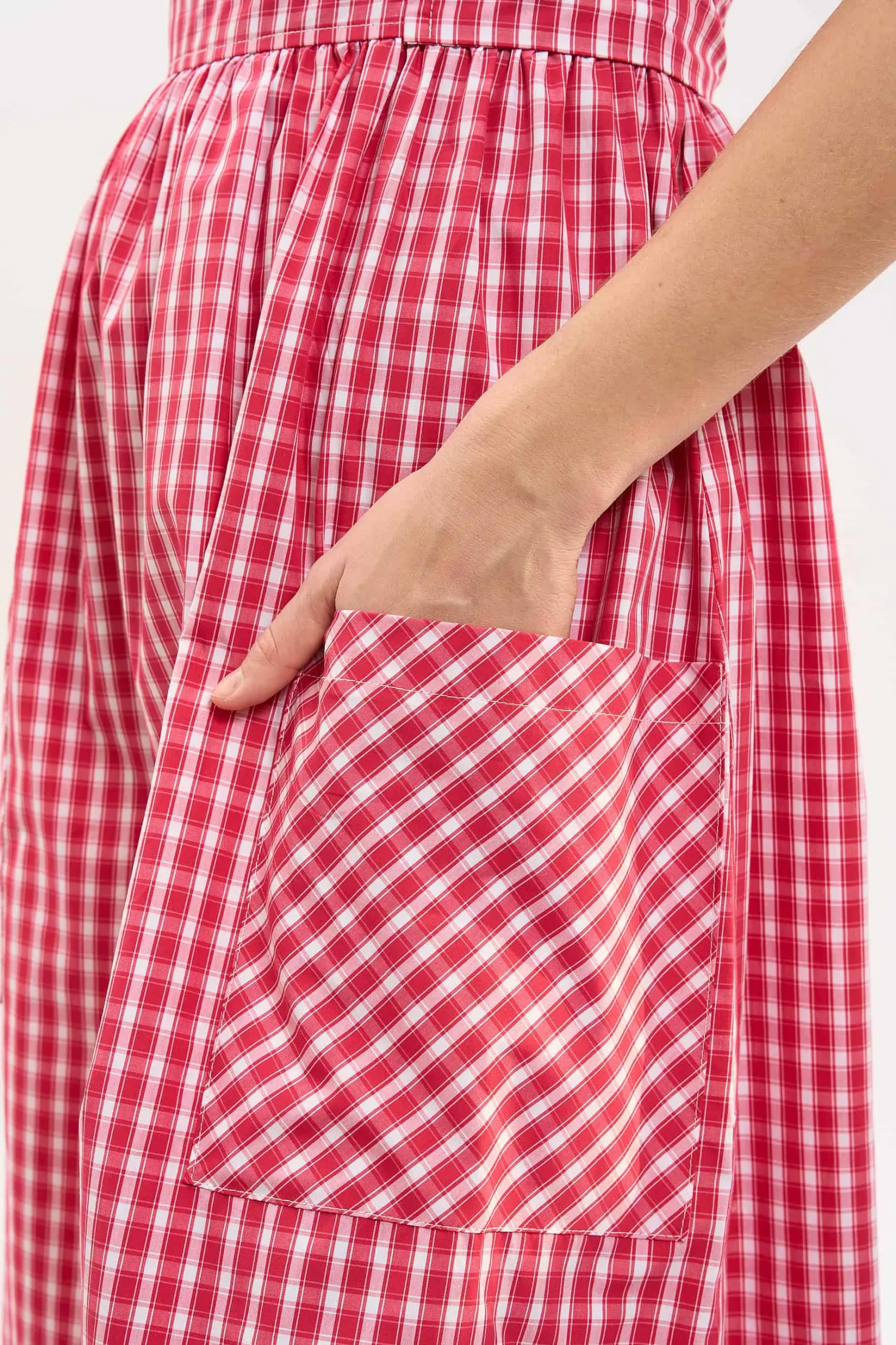 MaisonCléo Robes>LA BADOULE LOOK 15 – Robe col Claudine INES en coton à carreaux rouge et broderies