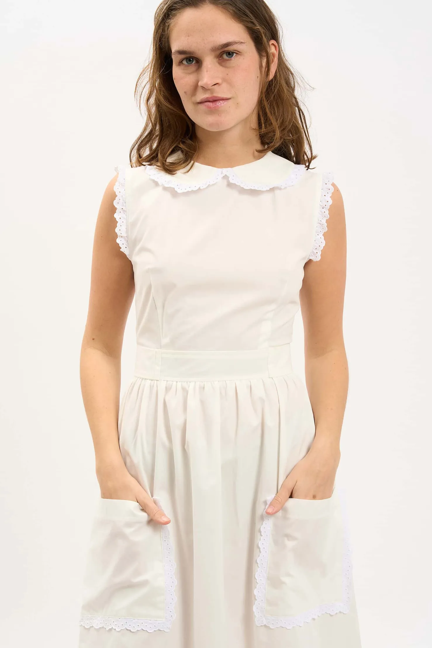 MaisonCléo Robes>LA BADOULE LOOK 19 – Robe col Claudine INES en coton blanc et broderie anglaise