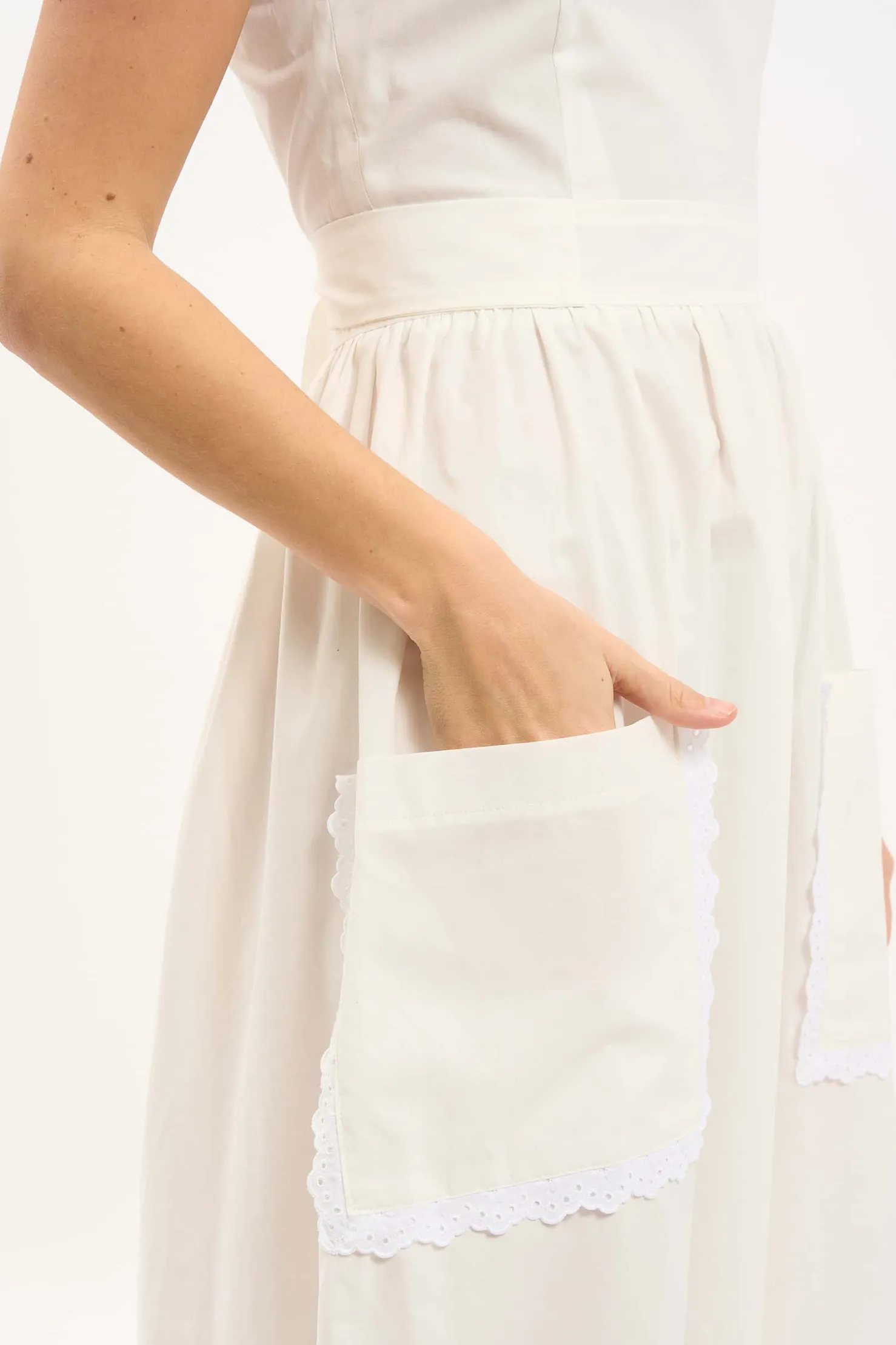 MaisonCléo Robes>LA BADOULE LOOK 19 – Robe col Claudine INES en coton blanc et broderie anglaise