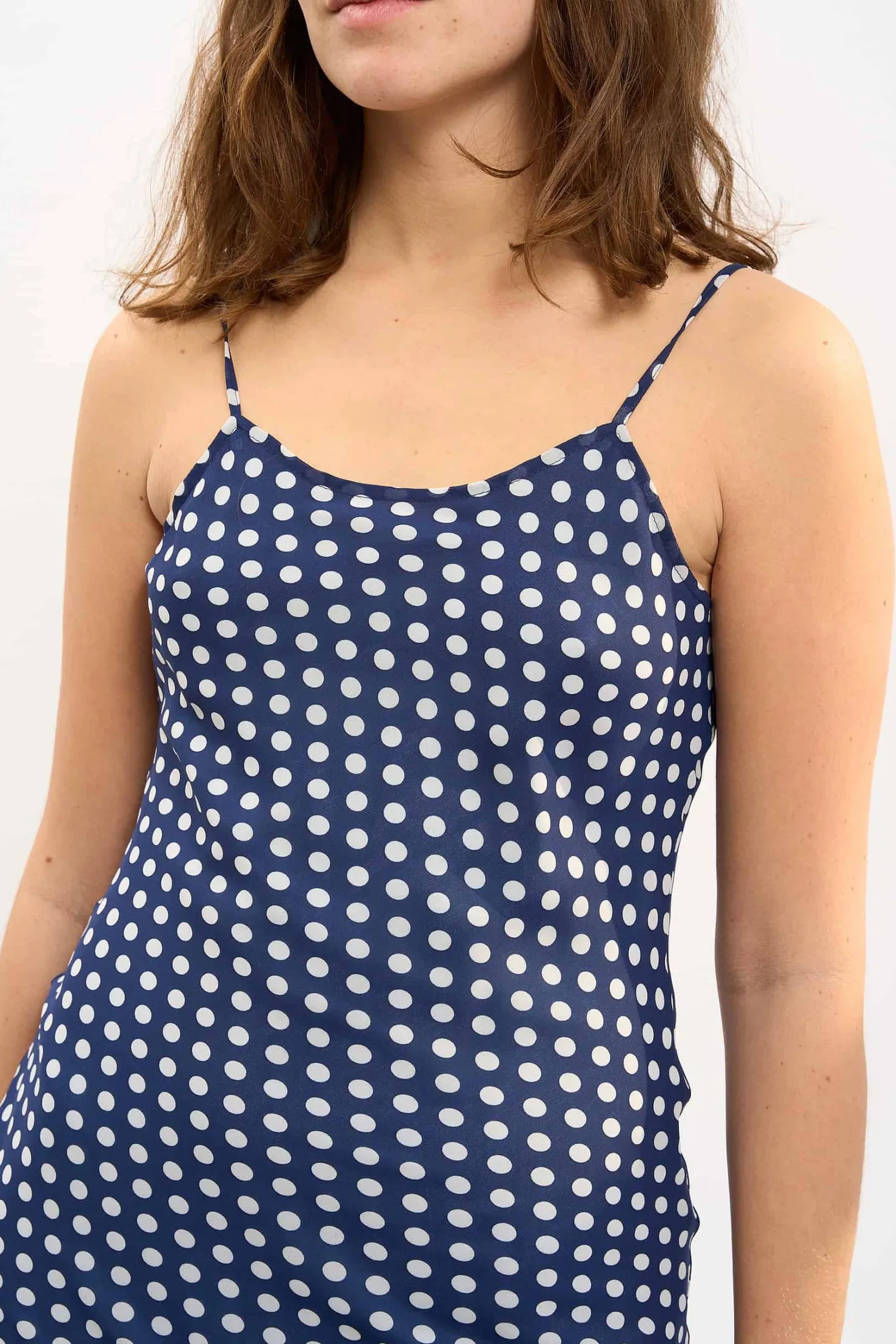 MaisonCléo Robes>LA BADOULE LOOK 17 – Robe YVETTE en mousseline de soie à pois marine évasée