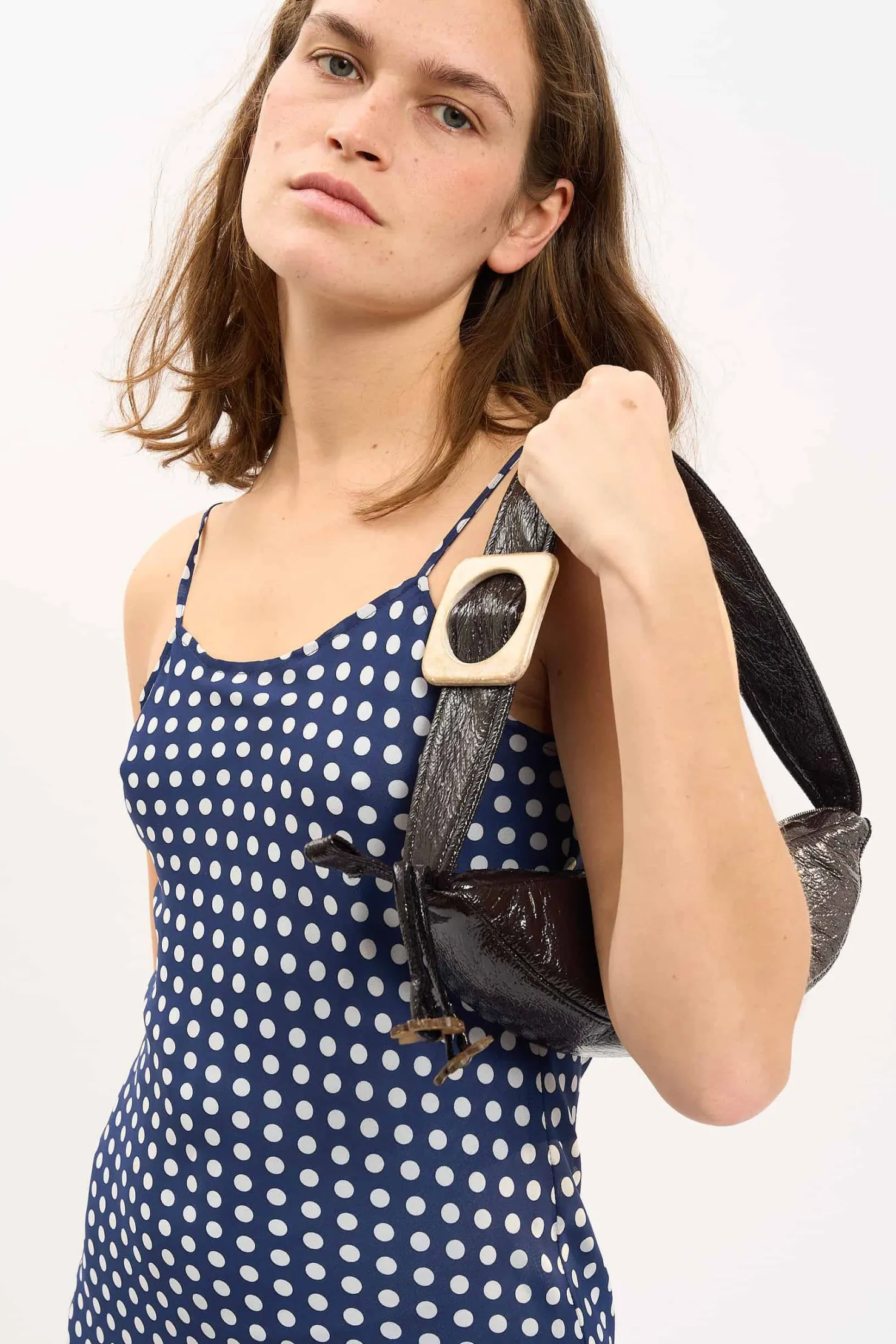 MaisonCléo Robes>LA BADOULE LOOK 17 – Robe YVETTE en mousseline de soie à pois marine évasée