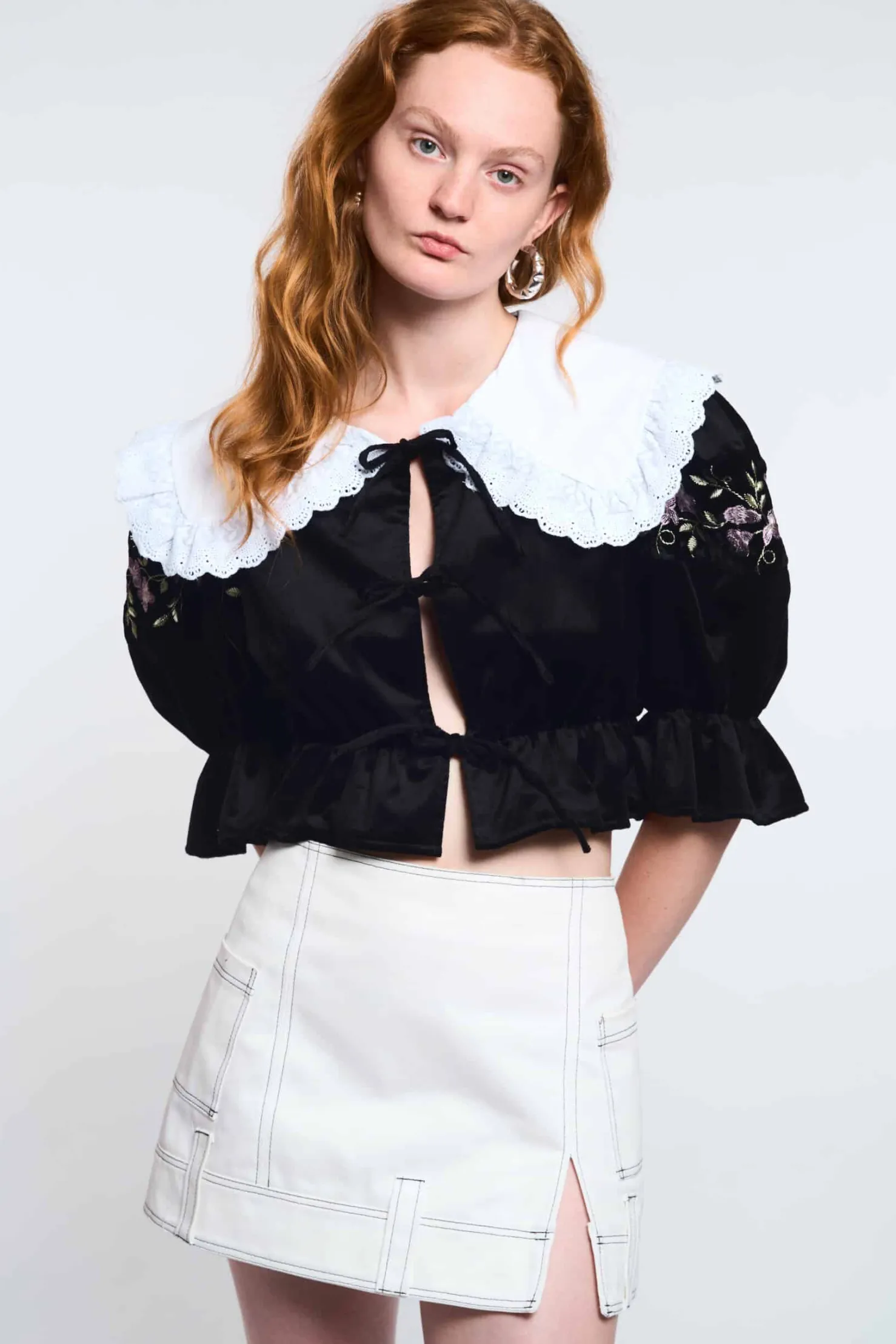 MaisonCléo Blouses>LA POUPETTE DÉFILÉ LOOK 17 – Blouse NOANE en velours noir avec manches brodées fleurs