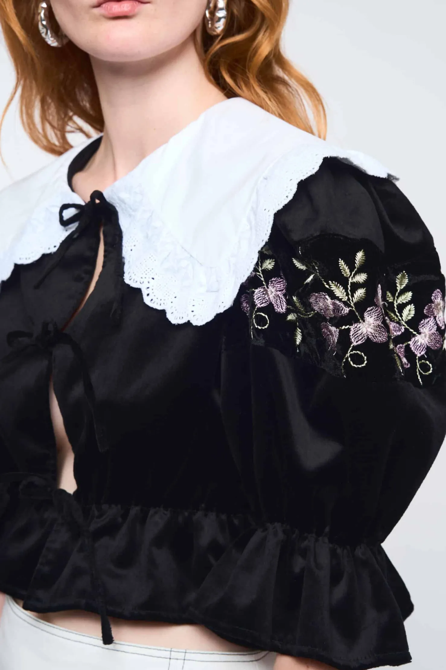 MaisonCléo Blouses>LA POUPETTE DÉFILÉ LOOK 17 – Blouse NOANE en velours noir avec manches brodées fleurs