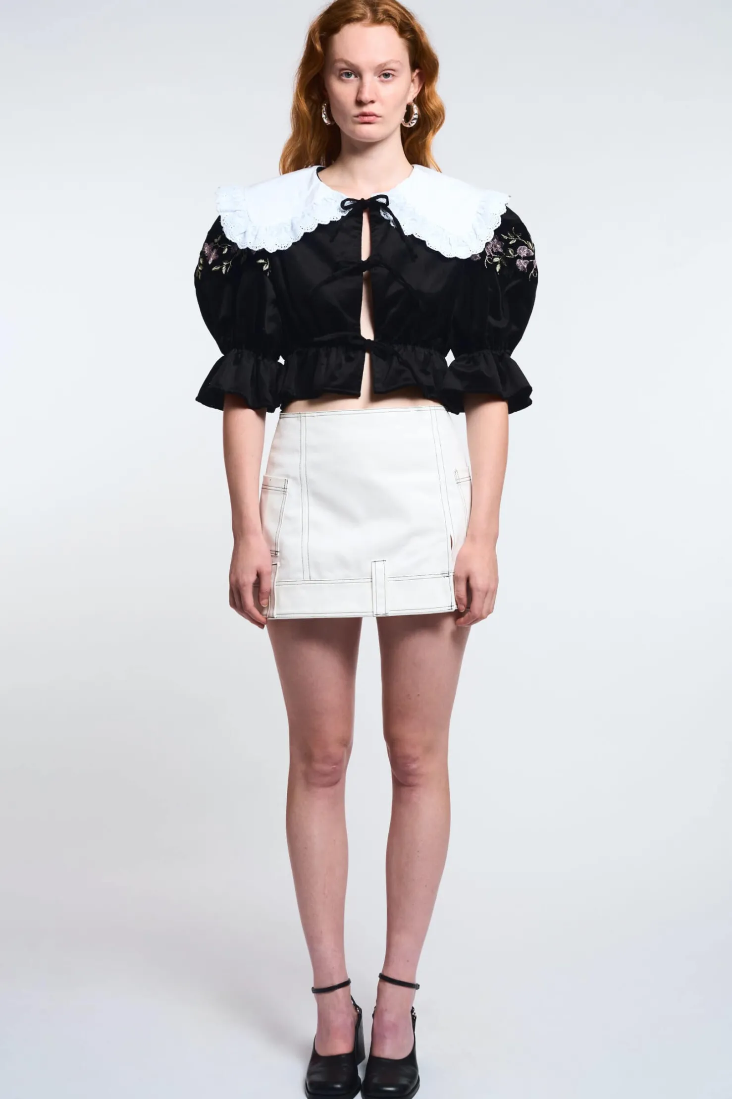 MaisonCléo Blouses>LA POUPETTE DÉFILÉ LOOK 17 – Blouse NOANE en velours noir avec manches brodées fleurs